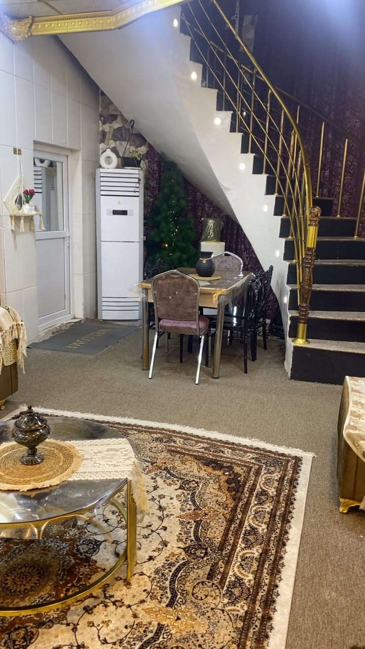 السلام عليكم بيت للبيع المساحه 165 م يتكون من صاله ومطبخ واستقبال وغرفتين نوم . وصحيات داخليه وخارجيه. كامل. خدمات. عنوان البيت دور الحجر خلف البانزين خانه. للاستفسار ع هذا الرقم. ‭ ‭0772 330 9075‬
