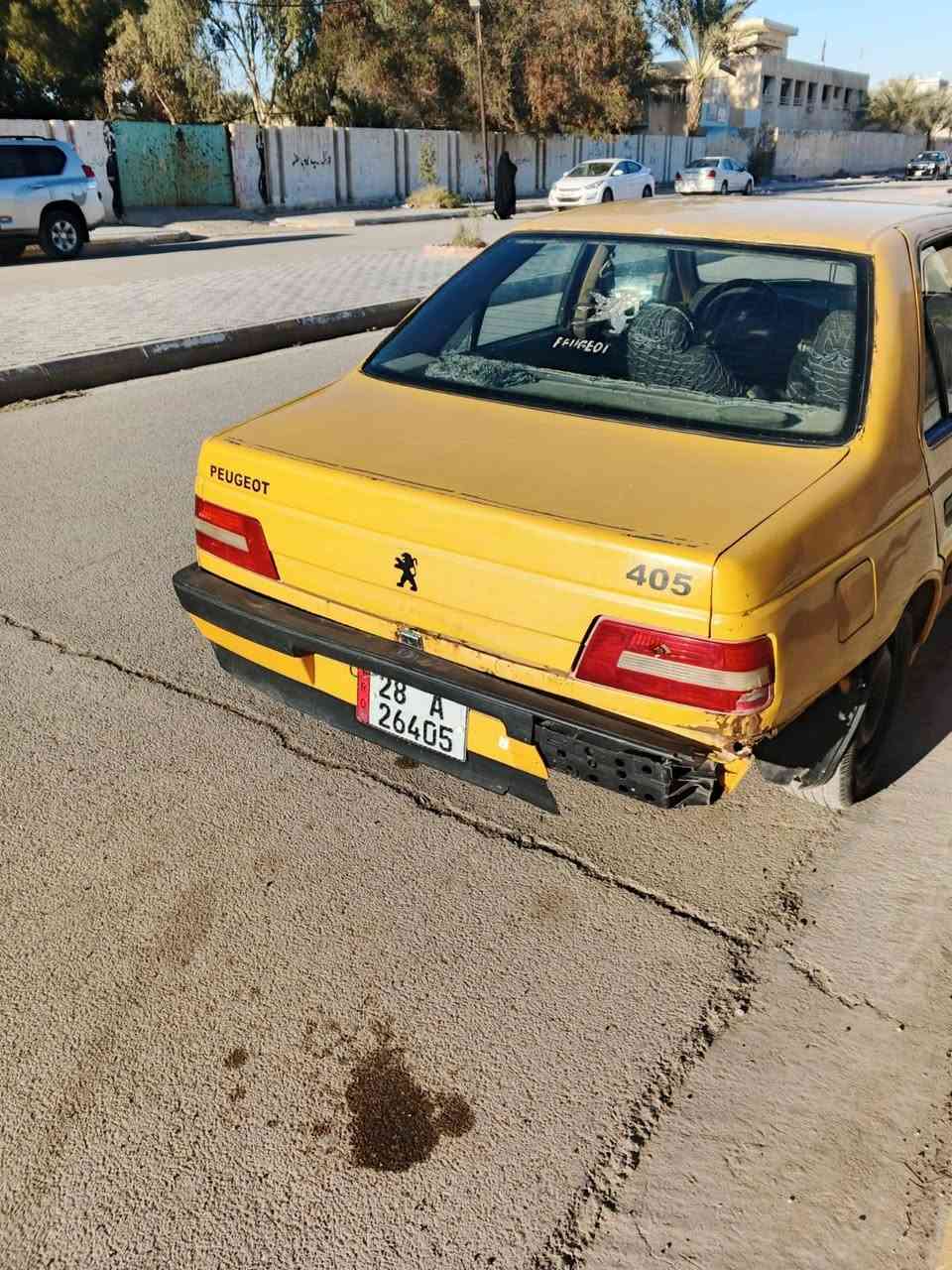 السلام عليكم. 
سياره بيجو تكسي  ٤٠٥ موديل ٢٠١٠ رقم نجف انكليزي السياره بأسمي.. كير محرك فرنسي السياره شغاله السعر ٢١ ورقه لاستفسار اكثر الاتصال على رقم الهاتف *********** او وات ساب .
