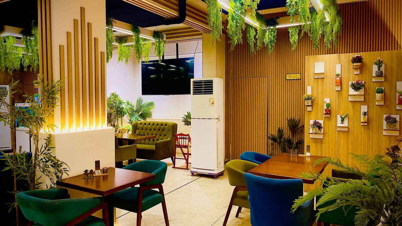 السلام عليكم
مطعم للبيع

الدورة جمعية خير الله مقابل المستوصف الصحي - الطابق الثاني كله الي
وعندي قاعة العاب هم للبيع مقابيله
المطعم كامل ومكمل بس تجيب مواد غذائية وكادر وتبلش
المطعم يحتاج اعلانات ويحتاج مشاهير
المكان ممعروف
المكان حلو ومرتب ومصروف عليه 
بيه قسم مطبخ
بيه قسم اراكيل
بيه قسم بارستا
الاثاث كله فاخر ودرجة اولى
للاستفسار ( ***********)
سعر المطعم 4 شدات ونص وبيه مجال ماقصر ان شاء الله ويا الشراي الحقيقي
ملاحظة .. المطعم يحتاج اعلانات بس
الطاولات عدد 20 طاولة
سبالت كله كنتوري انفيرتر درجة اولى
