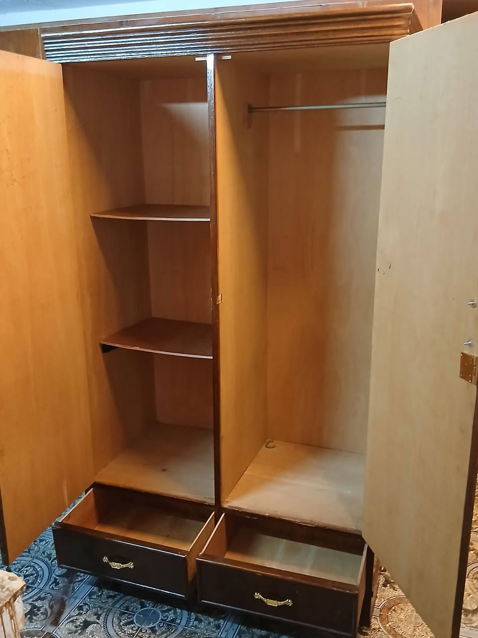 غراض مستعمله نظيفه جدا للبيع كلمن وسعره المراسله خاص او الاتصال ***********مكاني بغداد
