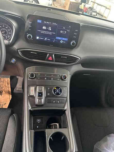 سلام عليكم للبيع هيونداي سانتافي 2022 لون إسمنتي رقم بغداد مشروع وطني بأسمي السيارة اني مستوردها على ايدي 
المواصفات 
 السيارة بنزين حجم المحرك ٢٥٠٠ GD وارد امريكي ضررها باب السايق نفسه مصلح ومصبوغ وخشم الجاملغ الامامي بارد ومكحل صور الحادث بالمنشور سيارة كله ليبل واحد 
١- مفتاح  ذكي بصمة + التشغيل عن بعد . 
٢- نظام اوتو بارك / التوقف الذاتي بدون سائق 
٣- كير بنظام الازار المنفصلة الاصدار الجديد ( بيانو) 
٣- كير ماوس ثانوي لأوضاع القيادة / Drive Mode  
‏Comfort - Smart - Sport  
٤- نظام HTRAC الحديث  
٥- كاميرة خلفية 
٦- هاند بريك بصمة  
‏٧ - Auto Hold  أوتو هولد 
٨- خاصية ISOFIX   ايزو فكس قفل الاطفال 
٩- نظام مانع الانزلاق 
١٠ - نظام نزول المنحدرات. 
١١ - نظام اطفاء المحرك (A) ذاتيا في الازدحامات لتوفير الوقود 
١٢- شاشة تدعم Apple Car play و Android وبلوتوث مدمج والأوامر الصوتية 
١٤- الشاشة الوسطية حجم كبير ١٢ انج مع دعم الملاحة بالخرائط GPS وبوصلة للاتجاهات 
١٥- شاحن هاتف wireless 
١٦-  مخارج شحن USB وتشغيل الميديا 
١٧- منافذ للطاقة كهرباء 12فولت ومنفذ 110 فولت 
١٩- مرايا جانبية بخاصية الترحيب والفتح عند الاقتراب والاضاءة  
٢١- حساسات ضغط الاطارات  
٢٢- حساسات أمامية / جانبية /خلفية 
٢٣-  كامرة اضافية لتقنية منع الخروج عن المسار 
٢٤- ميزة التوقف الذاتي للمركبة منعا للاصطدام عند القيادة او الرجوع 
٢٥-  المركبة تعيد نفسها للمسار الصحيح عند عدم الانتباه 
٢٦- لايت زينون بتقنية High Beam الانارة الذكية + LED  نهاري  
٢٧- بك لايت LED مميز مدعوم بتقنية ضد الضباب لاوضح رؤية للمركبة 
٣٠- اضاءة داخلية LED تقنية Ambient Light متعددة الالوان  
٣١- مرآة داخلية بخاصية التعتيم الذاتي  
٣٣-  نظام القيادة الذاتي الذكي في الشوارع المخططة  
٣٤- مثبت السرعة Cruise وميزة التباعد عن المركبات 
٣٥- خاصية المايك للسائق للتحدث مع الركاب في الخلف 
٣٦- حساس حراري بسقف السيارة بتحذير صوتي في حال نسيان الاطفال في المركبة 
٣٧- قفل الابواب والنوافذ / خاصية عدم العبث للاطفال 
٣٨- القفل المركزي للابواب وعدم الفتح عند مرور مركبة بشكل قريب من السيارة  
٣٩- شفتات رياضية بالمقود 
٤٠-  المقاعد الامامي كهرباء + تدفئة 
٤١-قبضات أبواب تحمل خاصية الانارة ليلا 
٤٢- الداخل جلد بلون مميز تطعيم الدواخل 
٤٣- اريل نفكيتر مدمج بتقنية التقاط بث الراديو HD 
44-السيارة مشدود عليها دوسات جانبيه اصلية والويل كب مبدل حجم 20 مال بلاسايد السيارة جاهزة مناقصه برغي 

السعر 230 وبي مجال جدا بسيط السيارة ماشية 57 الف كيلو رقمي *********** مكاني الدورة ابو دشير
