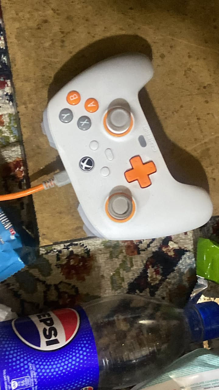 اكس بوكس للبيع مفتوح الجهاز
لغرض تبديل usb سعر جهاز
270 جوستك واحد 
ثنين جوستك  وماوس وكبيورد ب300
مكاني بغداد الجديدة 
رقمي ***********
