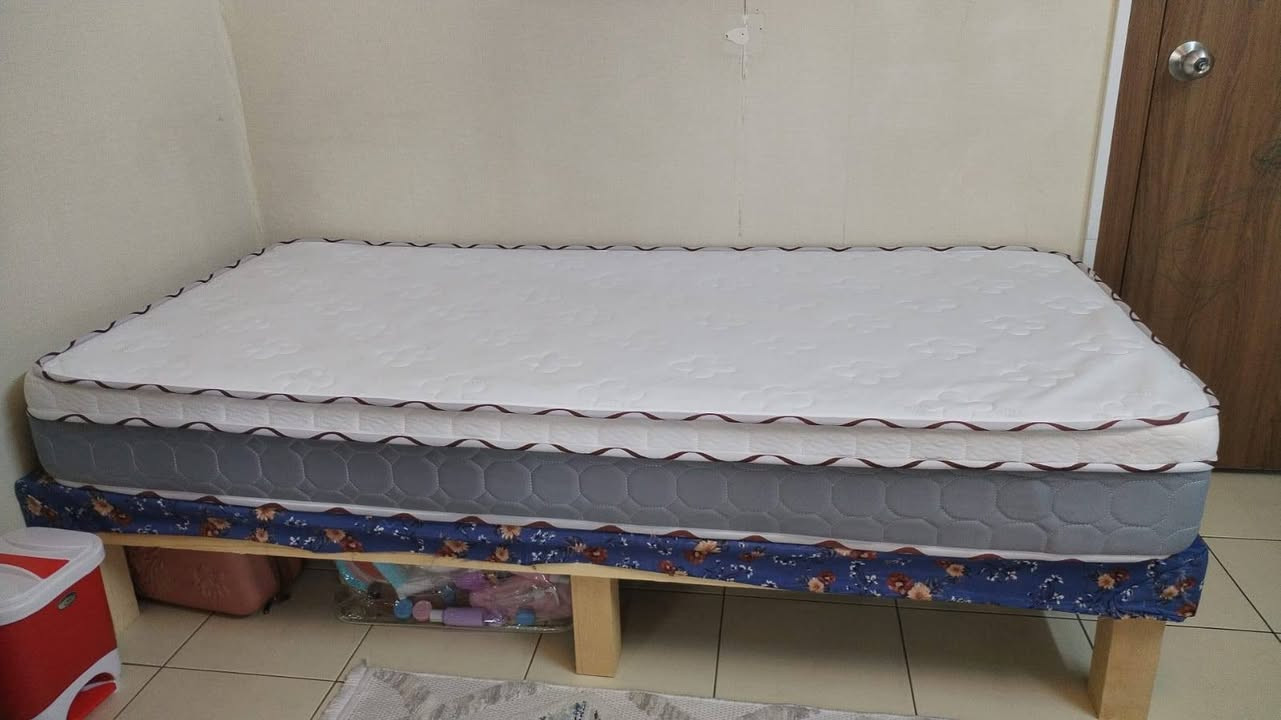 صوميه خشب عراقي تكمه جديده 
ودوشك طبي اصلي جديد للبيع 
رقمي ***********
