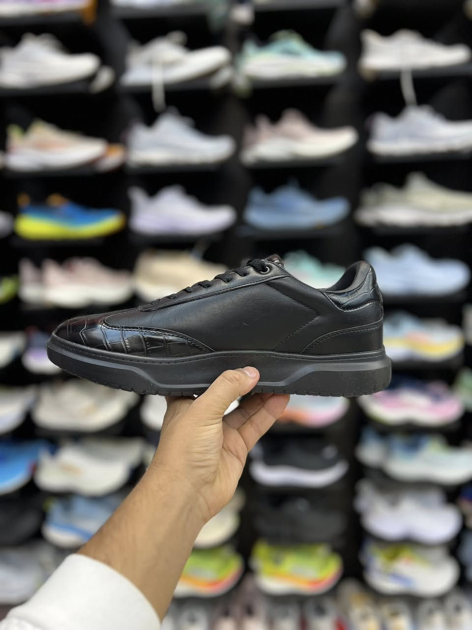 Mario Lopez

الخامات: الجزء العلوي مصنوع من الجلد مع تداخلات بنقشة جلد التمساح.
النعل: نعل مطاطي سميك ومسطح يوفر ثباتاً وراحة أثناء المشي

متوفر قياس 44
السعر 35 الف

العنوان النجف ملحق الروان 
توصيل 🚚 محافظات 6 داخل النجف3 
*********** واتساب#
