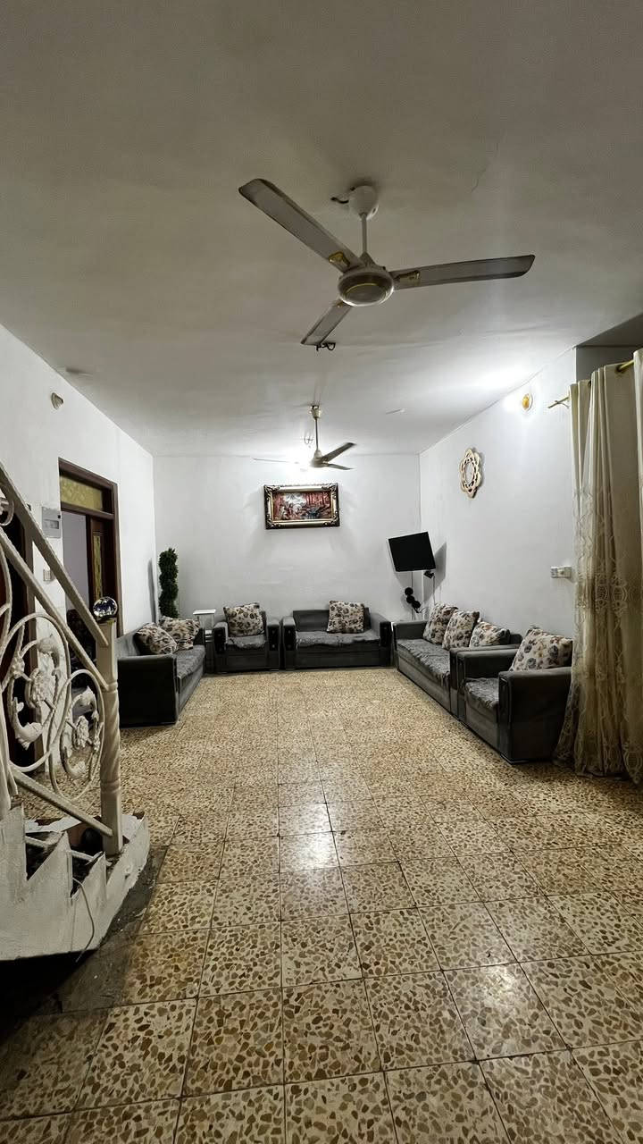 � للبيع دار في الناصرية / حي الخضراء (قرب عمارة الخضراء) قرب الشارع السايدين
📐 المساحة: 240م²
🏗️ مساحة البناء: 200م² | طابق واحد | بناء 2010
🛏️ يحتوي على: غرفتي نوم، استقبال، صالة، مطبخ، حمام، منور، محل تجاري.
⚡💧 الخدمات: كهرباء، ماء، مجاري ثقيلة.
📍 الموقع: قريب من جميع الخدمات.
📞 للتواصل: ***********
