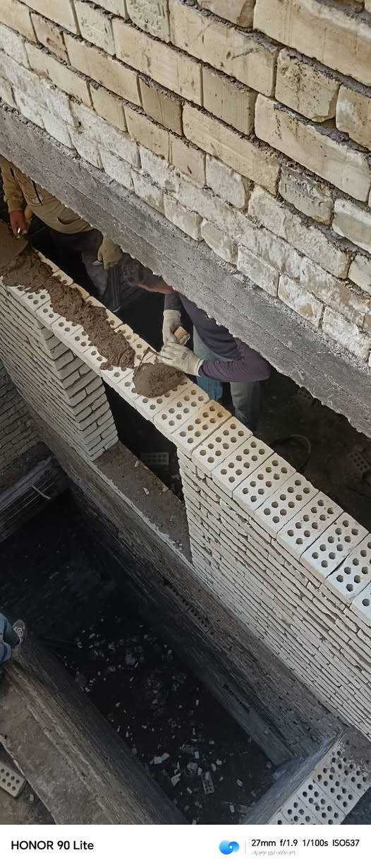 #بناء_هيكل

بناء الدور السكنية و الابنية التجارية 
بناء هيكل للدور السكنية سعر المتر 185 الف دينار
بناء هيكل للابنية التجارية سعر المتر 220 الف دينار
مواصفات العمل
-حفر الارض 40 سم .
-فرش طبقة من السبيس ويحدل بحادلة 20 طن .
-رش مادة الكلوردين فايروسي المضادة للارضة والحشرات.
-فرش نايلون زراعي بعد الحدل .
-عمل منظومة مجاري متكاملة حسب المخطط بأنابيب (4 انج) امل الشريف او سمارت .
-تسليح الاساس مع جسور حسب المخططات الانشائية .
-صب الأساس  الرفت بارتفاع (40 سم) صب مركزي C35 .
-ارتفاع الطابق الارضي 3.2 متر صافي و الطابق الثاني 3 متر صافي .
-البناء وتقطيع البيت بواسطة الطابوق الجمهوري الاصفر  حسب المخططات الانشائية .
-صب السقف بارتفاع (20 سم) مع عمل رباط فوق الاضلع 30سم للطابق الارضي
-تقطيع الطابق الثاني بالطابوق الجمهوري (9 انج).
-صب الطابق الثاني بنفس مواصفات الطابق الأرضي مع التقطيع حسب المخطط.
-ارتفاع الستارة (120 سم) مع ارتفاع السياج (180 سم). 
الاسعار والمواصفات ل مساحة 100 م واكثر 
شرط العمل يكون طابقين او اكثر..
للتواصل والاستفسار
مراسلة واتساب ***********
