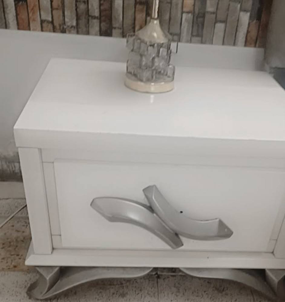 السلام عليكم 
غرفة نوم ابيض درجة اولى  استعمال قليل
سرير صوميا خزن حديد مجرات كبيرة وكنتور سلايت 
وشازلونة 7 قطع 
السعر  450
***********
