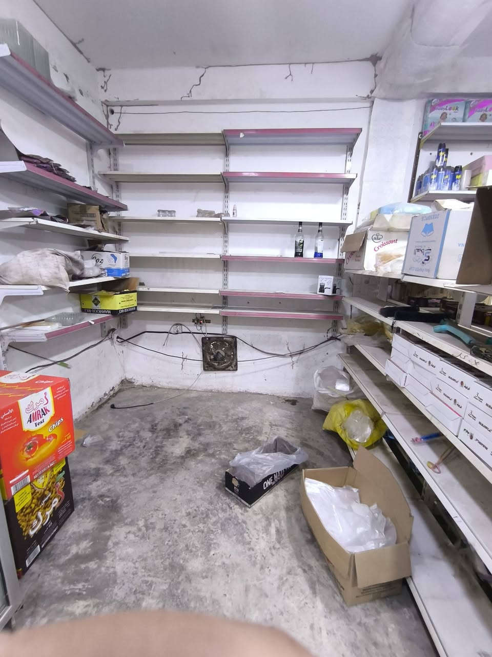 سلام عليكم من رخصة ادمن اسواق معروضة للبيع منطقة الرمادي تأمين /قادسيه 2/عدم التفرغ الها بسبب ضروف دراسة جامعة
بسعر مناسب 
الرفوف من احسن انواع الموجودة في السوق بعدهن جدد
البرادات بحالة ممتازة جداً 
للتواصل ***********
