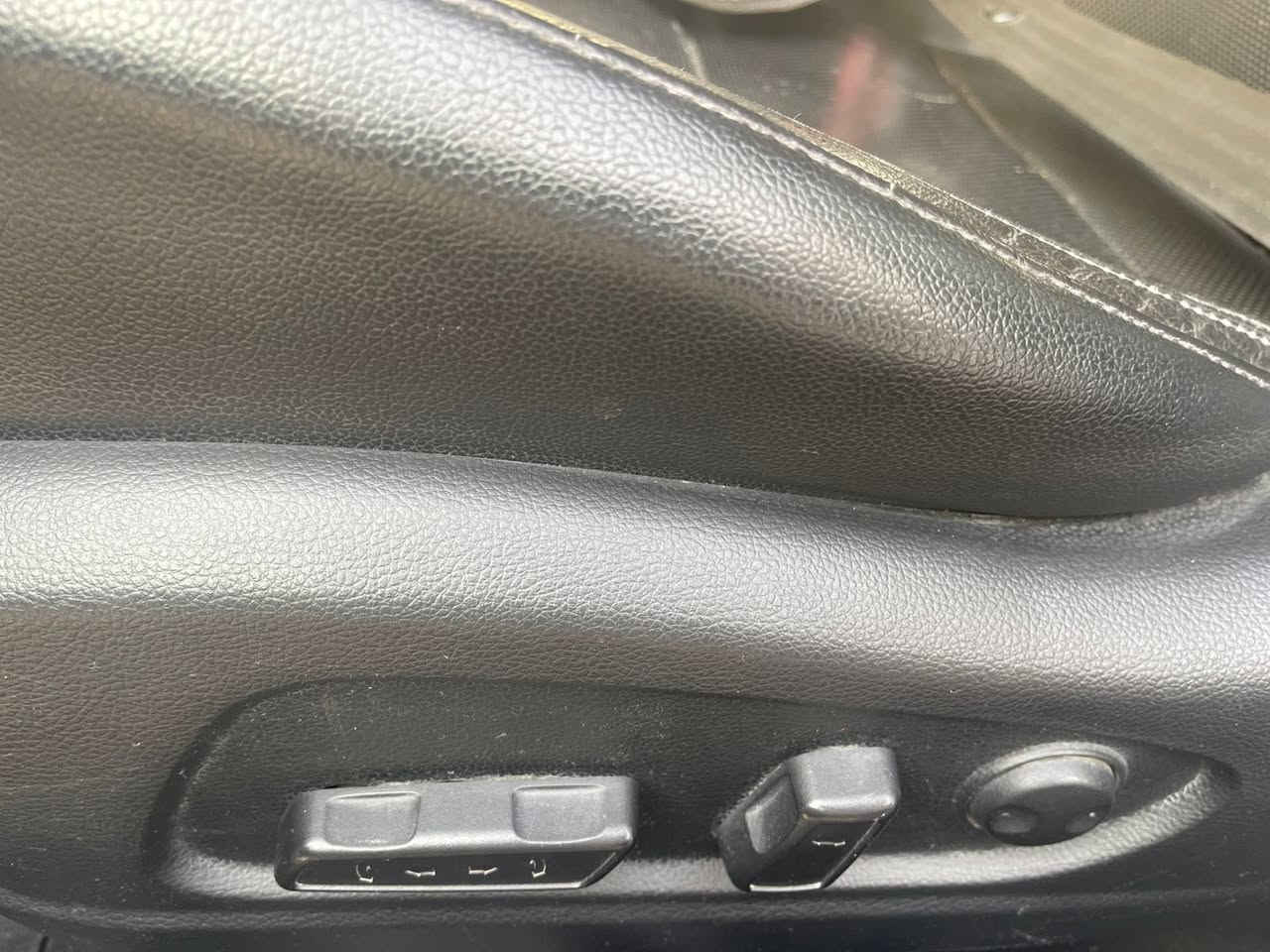 السلام عليكم 
سيراتو 2015 وارد خليجي فول مواصفات (limited) 1/1 
بصمة ومرايات شفط وكرسي السائق كهربائي بي تدفئة وتبريد ، والي يم السايق تدفئة و الكراسي جلد وتحكمات بالستيرن وقطعتين تبريد بالخلف وسلايد روف 

السيارة بدون حادث وما بيها صبغ مجرد شخوط بسيطة ومكحله

السيارة كلها مكفولة المحرك والكير والخ

محرك السيارة 2000 ، 4 سلندر
رقمها بغداد بأسمي

سعر السيارة 130 ورقة 
للتواصل ***********
