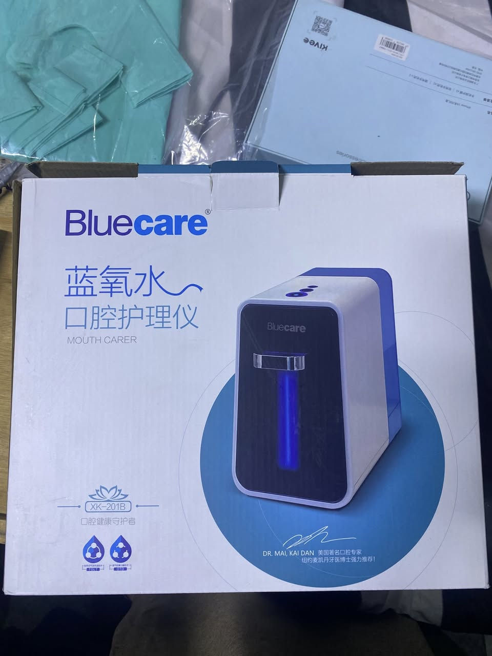 الجهاز هو Bluecare للعناية بالفم طراز XK-201B.يستخدم الجهاز لتوليد "ماء الأكسجين الأزرق" بغرض تنظيف وتعقيم الفم.يتميز بتصميم مدمج ومحمول يناسب الاستخدام الشخصي أو المنزلي.يعمل على إزالة البكتيريا، وتخفيف حب الشباب، وإزالة العث، والتطهير.

اعلى سعر ابيع


**إذا كنت صاحب هذا الإعلان وتريد حذفه لأي سبب، رجاءا أرسل رسالة إلى الدعم الفني**