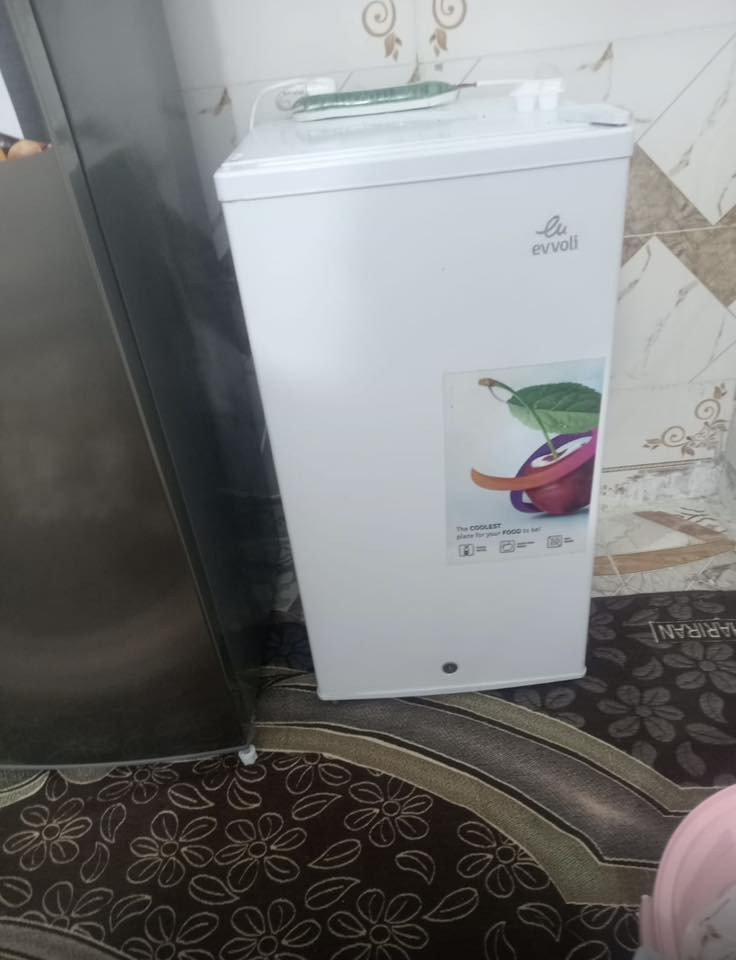 ثلاجه للبيع مستخدمه قليل السعر 160 وبيها مجال مكانها مغربه رقم الموبايل ***********
