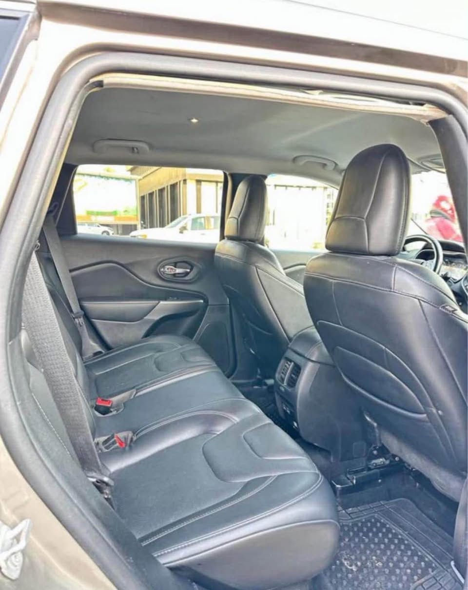 کوردی و عەرەبی:

### 🚙 **بۆ فرۆشتن: جێپ چێرۆکی مۆدێل 2021**
**بزوێنەر:** 3.2 لیتر | **6 پستۆن (V6)**
🌟 **تایبەتمەندییەکان (مواسەفات):**
 * **کارپێکردن:** پەنجەمۆر (بەسمە) + شەغال (کارپێکردن لە دوورەوە).
 * **کوشنەکان:** جڵد، کۆنترۆڵی کارەبایی + هیتەر.
 * **لێخوڕین:** سوکان هیتەر + شاشە گەورە.
 * **سیستەمی لێخوڕین:** دەبڵ ئەکسل (4x4) مۆدی (بەفر، قوڕ، سپۆرت).
 * **ڕووناکی:** لایت زینۆن.
 * **سەلامەتی:**
   * ڕاداری ئاوێنە (خاڵی کوێر).
   * ڕاداری هێڵی جادە.
   * سیستەمی ئۆتۆ ستۆپ.
   * برێک بەسمە.
 * **فێنککەرەوە:** تەبرید مەرکەزی.
🛠️ **باری ئۆتۆمبێلەکە:**
 * **بۆیاخ:** تەنها دوو دەرگا و چامڵغێک بۆیاخە.
 * **گێڕ و مەکینە:** بە شەرتن، هیچ کێشەیەکی تێدا نییە و ماڵی دۆستە.
 * **تابلۆ:** ڕەقەم هەولێرە.
💰 **نرخ و پەیوەندیکردن:**
 * **نرخ:** 155 وەرەقە (15,500 دۆلار) - **مەجالی تێدایە بۆ کڕیار**.
 * **ژمارەی مۆبایل:** *************** 📞
====================================
### 🚙 **للبيع: جيب شيروكي موديل 2021** (بالعربي)
**المحرك:** 3.2 لتر | **6 سلندر (V6)**
🌟 **المواصفات:**
 * **التشغيل:** بصمة تشغيل + تشغيل عن بُعد (شغال).
 * **المقاعد:** كشنات جلد، تحكم كهربائي مع نظام تدفئة (هيتر).
 * **القيادة:** تدفئة ستيرن + شاشة كبيرة.
 * **نظام الدفع:** دبل أكسل (4x4) مع أنظمة قيادة متعددة (ثلج، طين، وسبورت).
 * **الإضاءة:** لايتات أمامية زينون.
 * **الأمان والمساعدة:**
   * رادار بالمرايا الجانبية (نقطة عمياء).
   * رادار تحديد المسار.
   * نظام التوقف التلقائي (أوتو ستوب).
   * بريك بصمة (إلكتروني).
 * **التكييف:** تبريد مركزي ثلج.
🛠️ **حالة السيارة:**
 * **الصبغ (الضرر):** بيها صبغ بابين وجاملغ فقط.
 * **الكير والمحرك:** مكفولات (بشرط الفحص).
 * **الرقم:** رقم أربيل.
 * **ملاحظة:** السيارة جاهزة وما بيها أي نقص أو مشكلة، دكة سلف.
💰 **السعر والتواصل:**
 * **السعر:** 155 ورقة (15,500 دولار) - **وبيها مجال للشراي**.
 * **رقم الهاتف:** *************** 📞 أربيل, العراق
