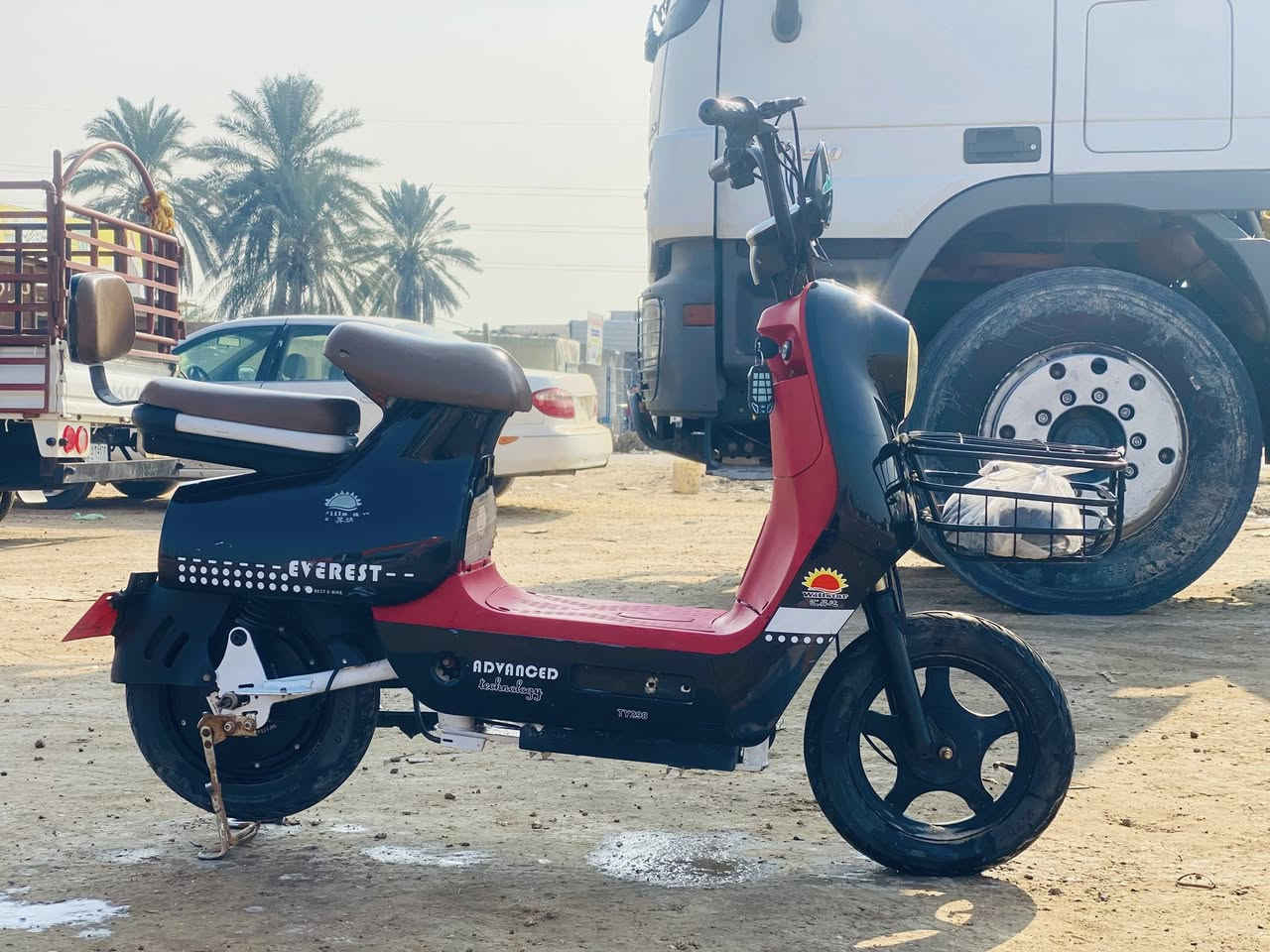 ‏سلام عليكم دراجة شحن فول مواصفات أربع نمر سرعته 50 توديك 40 كيلو دراجة فول مواصفات أربع بطاريات جداد ملفها 1000 تايرات جدد شاحنة جديدة لايت شغال زنون دراجة فول مواصفات بيها عطل بسيط ￼￼￼  السعر 200 وبها مجال مستعجل على￼بيعتها  ￼ الرقم*********** 💁
