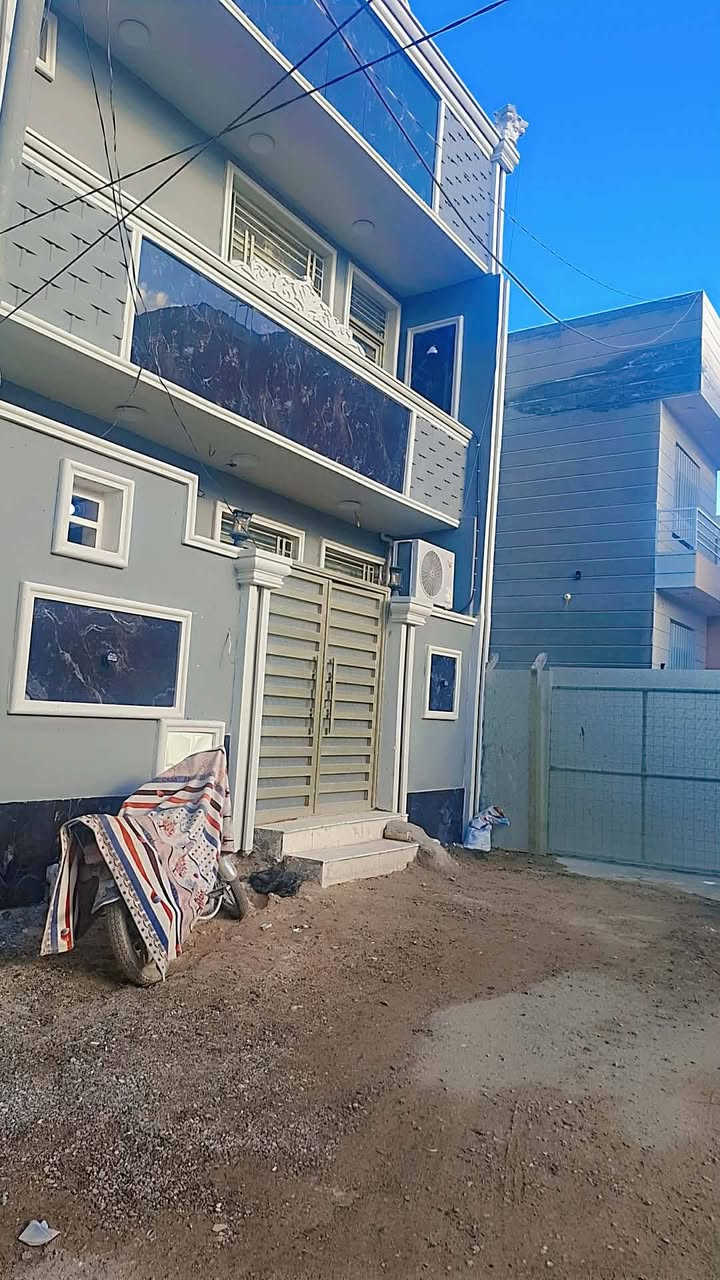 السلام عليكم دار للبيع المساحة ٥١ م ركن طابقين غرفتين نوم كربلاء بداية حي الزهراء شارع بغداد الرئيسي عمود ٢٨ السايدين الجدد يطلعن ع حولي حي العباس قرب العاب سبونجي مدارس سوق شارع تجاري يبعد عن الشارع العام ١٠٠م ..الواجهة ٧ متر ونزال ٧ ونص الطابق الاول طرمة وصحيات وصالة ومطبخ اوبن الطابق الاول والطابق الثاني غرفة سويت كامل وصالة والطابق الثالث غرفة ساندويج ضد الحرائق مساحته ٥×٥ وسطح صغير..اقرار قاضي منطقة جدا راقية عبارة عن مجمع مميز قريب ع مركز المدينة حوالي ١٠ دقائق بالسيارة واجهة مرمر وفوم التركي الملكي وصبغ جوتن وديكورات جبسن بورد الصالة والغرفة ديكور بروفايل ..السعر ١٢٨ وبي مجال ***********..البيت ركن مكانه مميز ارفعوا المنشور بالصلاة ع محمد وآل محمد🙏🏻
