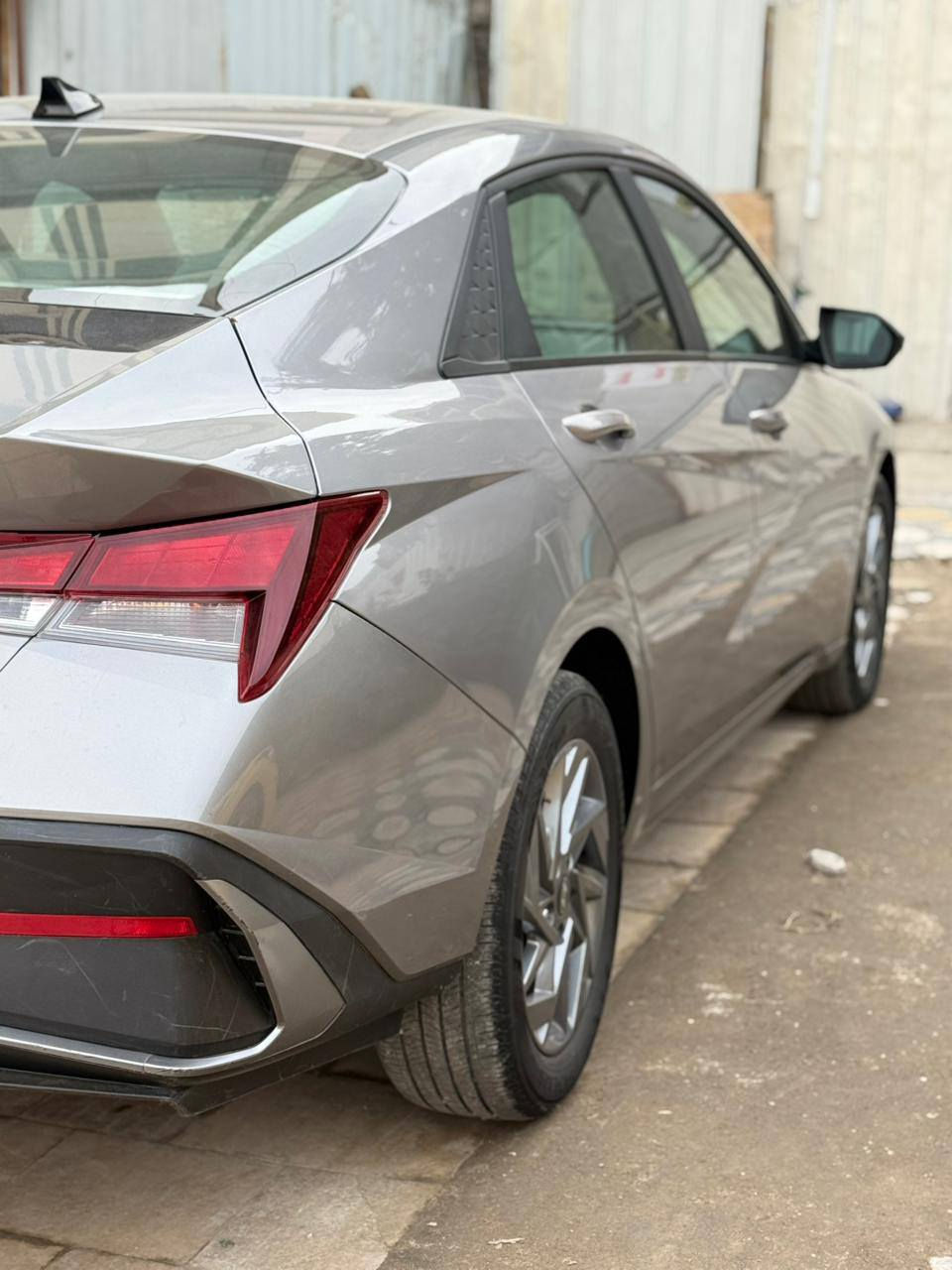 السلام عليكم النترا ٢٠٢٤ وارد أمريكي بدون رقم منفيس ب أسمي حادثها مثل ما موضح بالصور بدون تبديل السيارة كلش جديده 
مواصفات نص فول الداخل رصاصي 
السعر ١٤٥ وبيها شي بسيط 
رقم ***********
