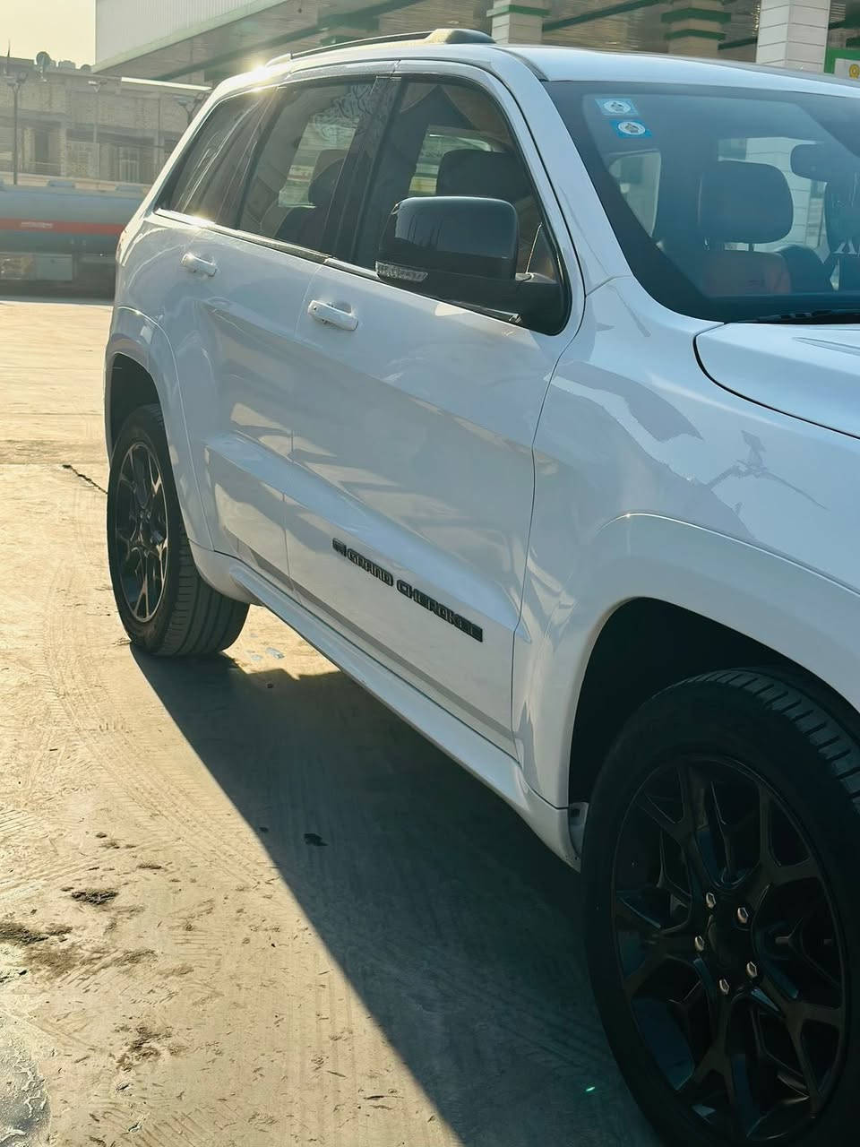 السلام عليكم 
بيع فقط 
للبيع فقط جيب كراند شيروكي (S) 
موديل 2022
خليجي وكالة هارلم السيارة 
السيارة مكفولة 
قوة المحرك 3.6L (6v) 
العداد 76 الف كليو متر حقيقي 
داخل احمر وأسود بلادي 
تحذير خروج عن المسار 
نقطة عمياء 
دفع 4x4
فرش المقاعد جلد الأمامية كهرباء 
المقاعد الأمامية تدفئة وتبريد 
ذاكرة حفظ وضعيات الجلوس 
تدفئة ستيرن 
سقف بنورما 
شاشة حجم 4.8 
نظام خاص لطرق الوعرة 
مصابيح الأمامية زنون 
مصابيح LED
كشافات ضباب زنون 
تشغيل عن بعد 
صندوق كهربائي 
رادار عدسة 
حساسات امامية 
حساسات خلفية 
كامرة خلفية 
ويل قياس 20 اسود لماع 
المرائة بـ خاصية التعتيم الذاتي 
مرائة امامية كهرباء 
بلوتوث تلفون 
تحديد سرعة 
تحديد مسار 
نظام تشغيل وإطفاء أتوماتيكي 
نظام بريك اتوماتيكي 
السيارة سبيره منازل 
مواصفات S معروفه 
رقم بغداد بسمي 
هزة جديدة 
رقم جديد 
السيارة جديدة بـ معنى الكلمة 
عنوان السيارة بغداد 
سوناره موجود 
رقم الهاتف 
***********
