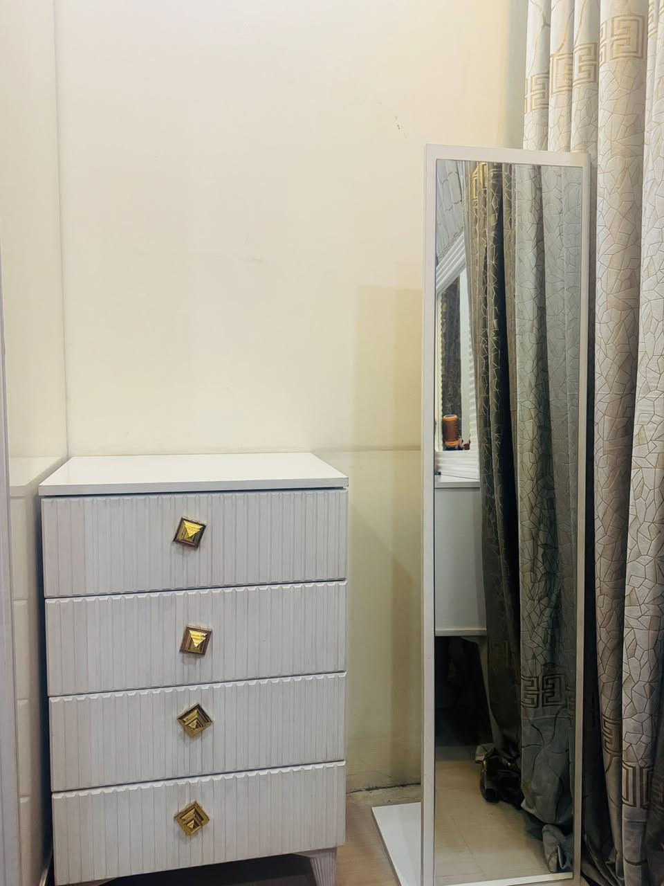 السلام عليكم
غرفة اخشاب تركية ام نفرين حالة ممتازة ونظيفة جداً  واستعمال قليل جداً وذات تصميم انيق 

مكونة سرير نفرين _كومدي عدد2_كنتور عدد الطلاقات6

ميز تواليت مع الطابورية_ومراية_خزانة متكونة من اربعة ادراج

للاستفسار التواصل على الرقم التالي : (***********)

🛑السعر مناسب وقابل للتفاوض
