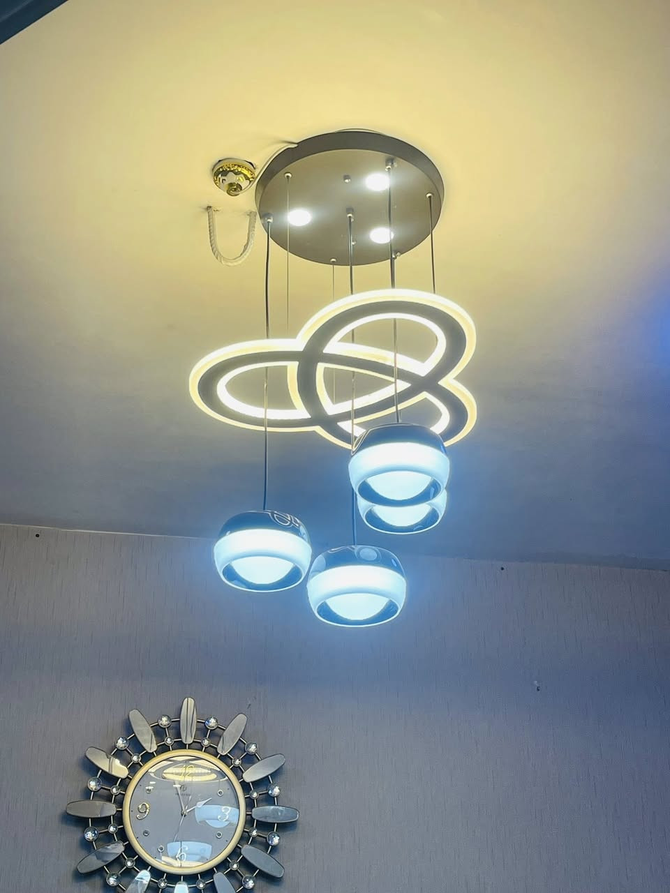 للبيع في بغداد
زوج ثريات مودرن 
للتواصل خاص او *********** واتساب او اتصال
