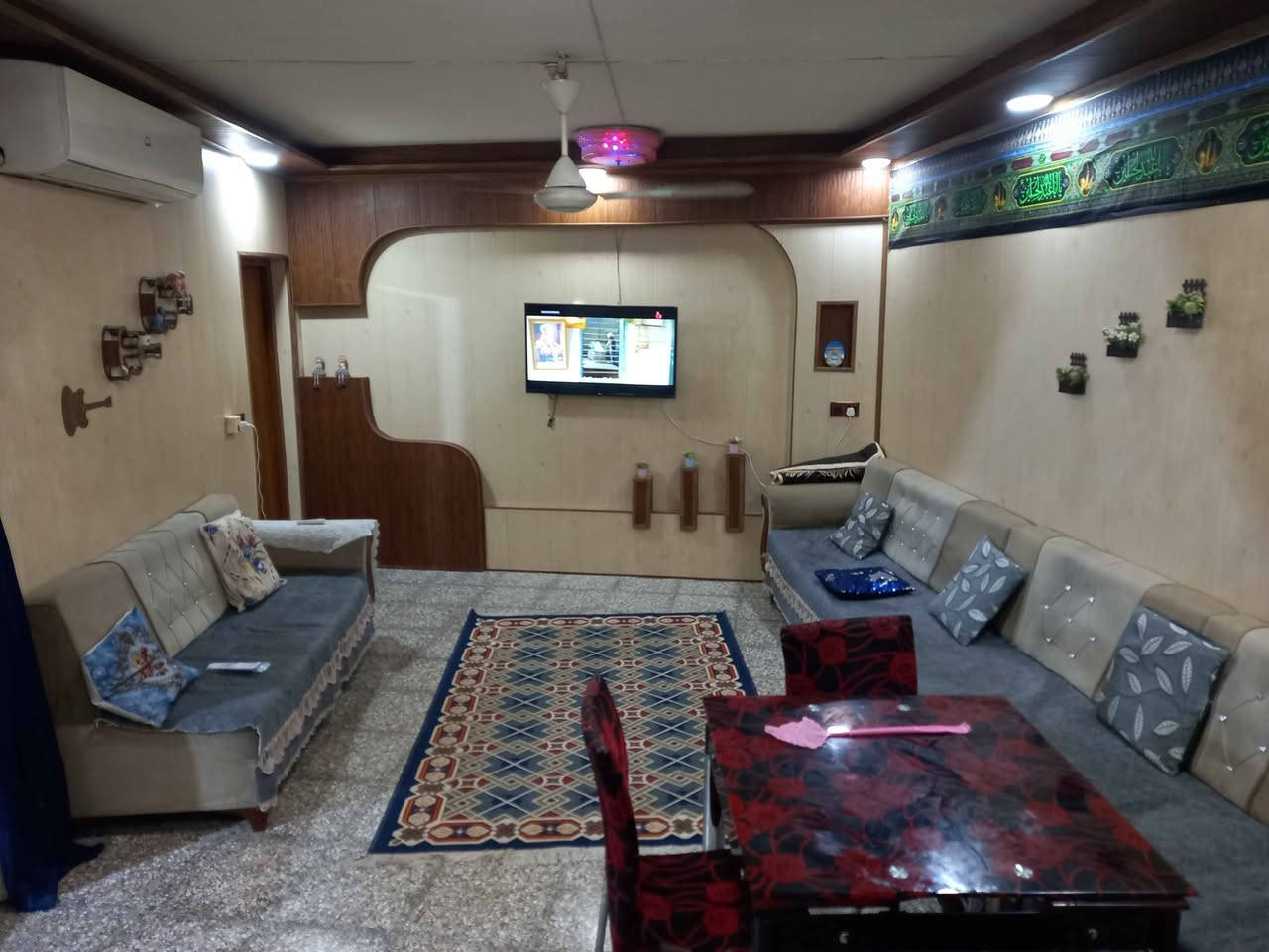 منزل للبيع.. طابقين 
٢٠٠ م
ما ساحب عليه سلفة 
عكادة فيه ٤ غرف استقبال عدد ٢ صحيات ٣ مجاميع براني كراج سيارة.. كدام البيت متنزه.. منطقة جيدة وجيران ذهب 
السعر  ١٤٥ مليون
*********** تلفون ديوانية, القادسية
