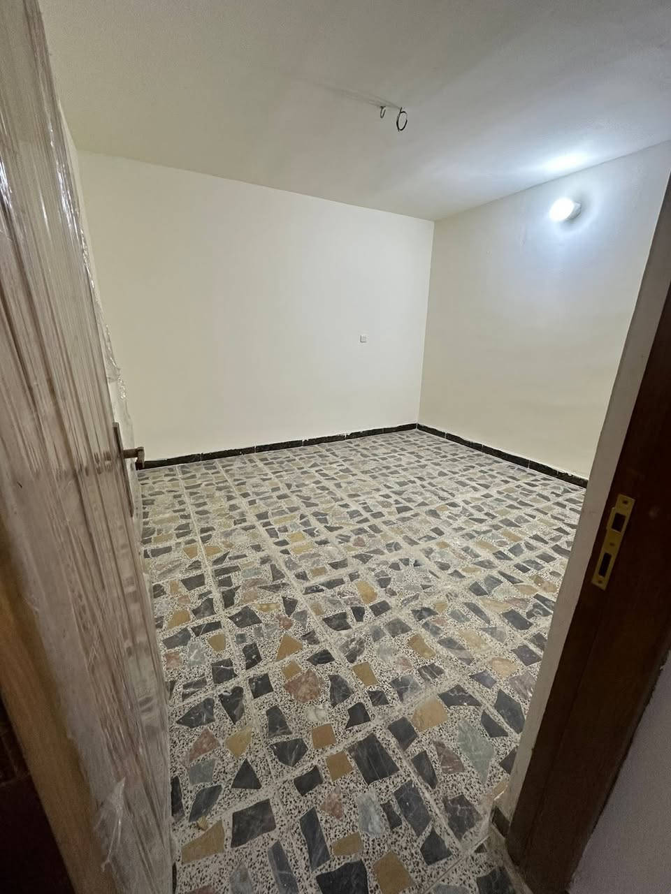 السلام عليكم توفرت شقة الايجار مساحه 120 طابق ثاني تحتوي الشقة على( صالة كبيرة وغرفتين نوم ومطبخ وحمام وبلكونه وملحقات) المكان بغداد الجديدة قرب مستشفى العلماء الاهلي علما ان الشقة سكن (للطلاب، وعمال،وشباب ،وعوائل) الاستفسار الاتصال على الرقم ***********
