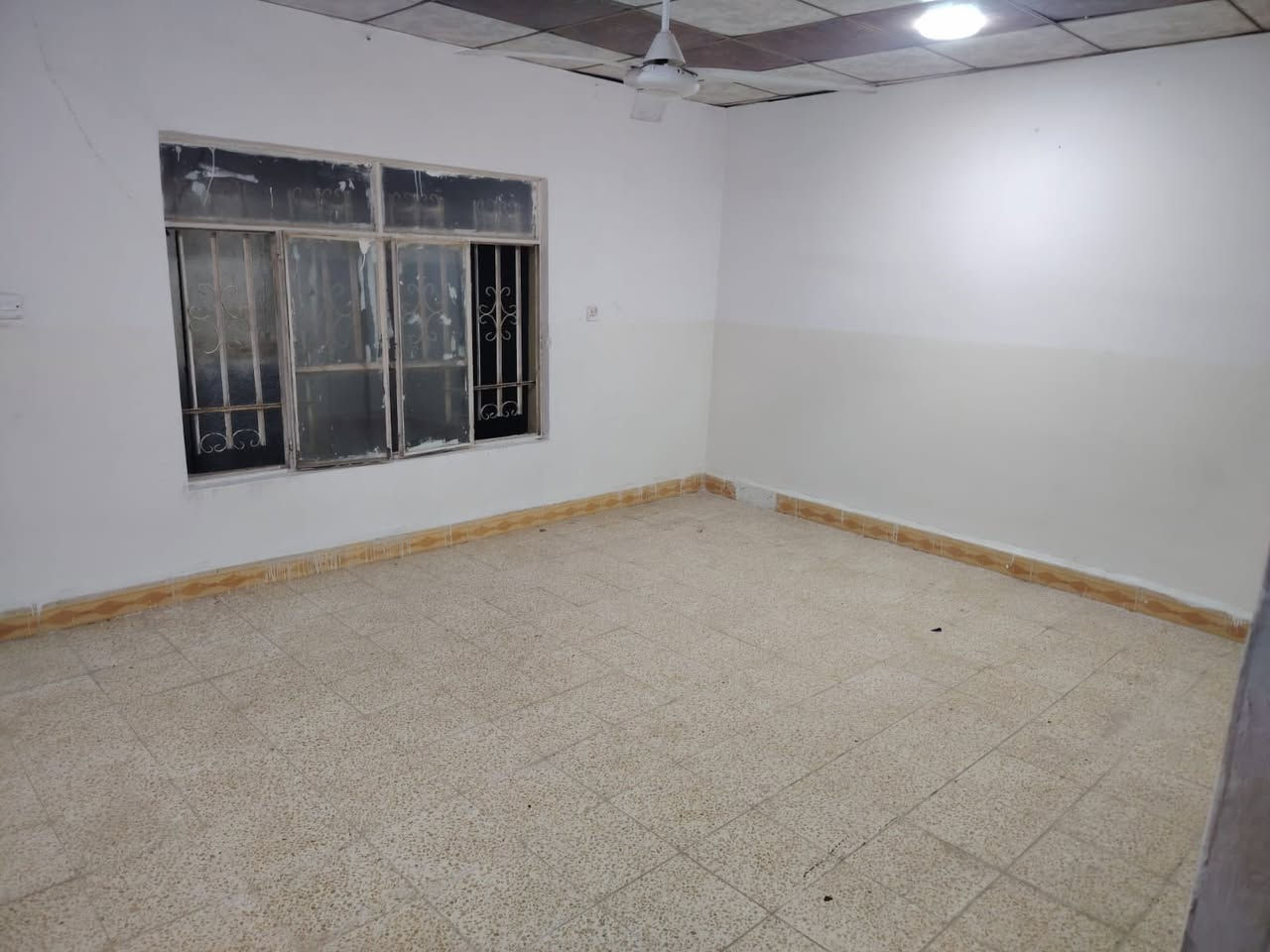 للإيجار طابق ثاني 150 متر فول جاهز  العنوان حي العسكري شارع ملا جمال قرب مدرسة زهرة الصباح 
‭0770 580 7849
