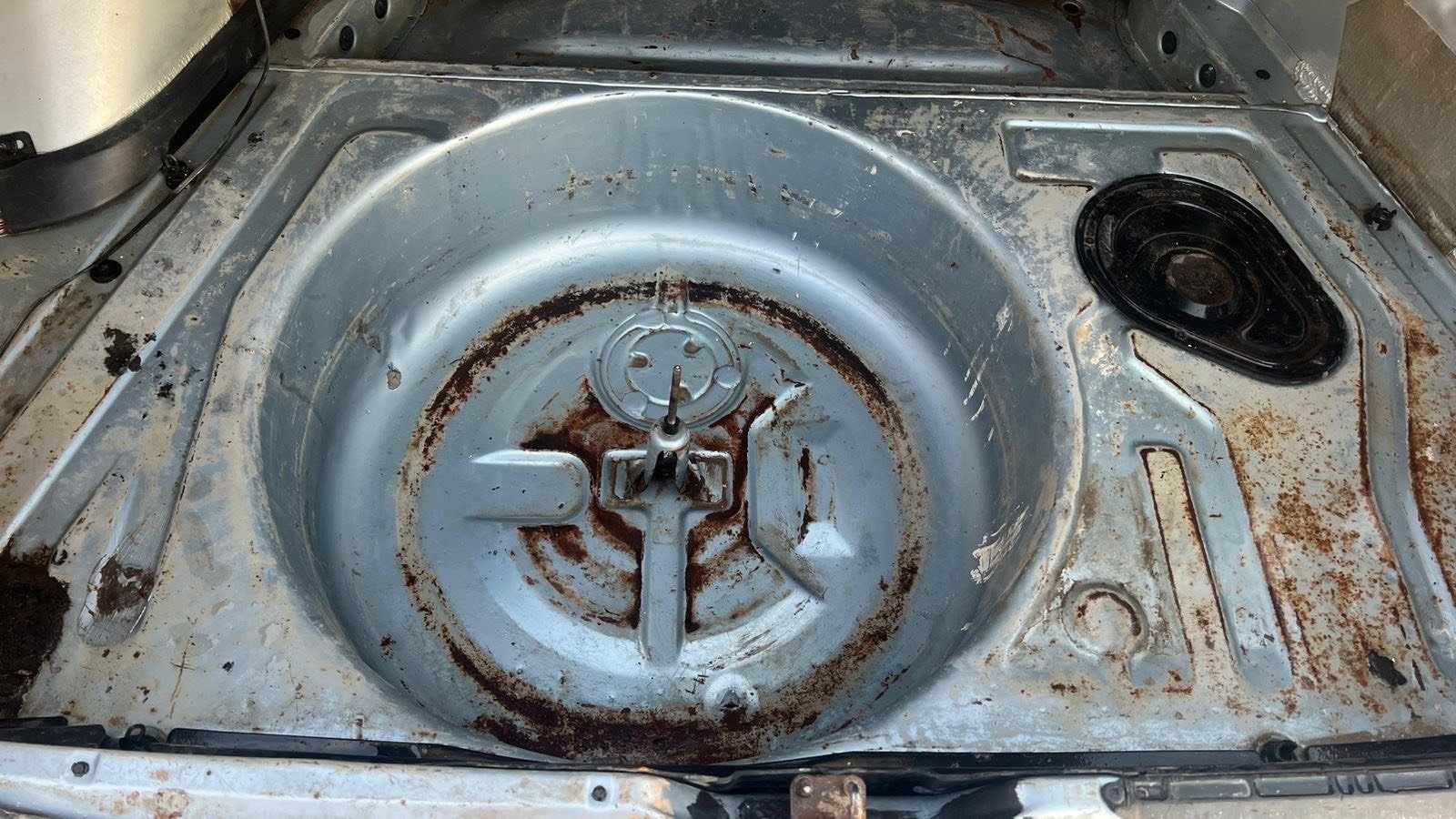 السلام عليكم BMW موديل 93 اصل سنويه بسمي رقم بابل الجديد محرك فانوس بيه بخار قليل كير جديد حداديه جديده بدون ضربه صبغ جماليه فتحه سقف مكان سياره حله مركز *********** السعر 60 $ بيه مجال