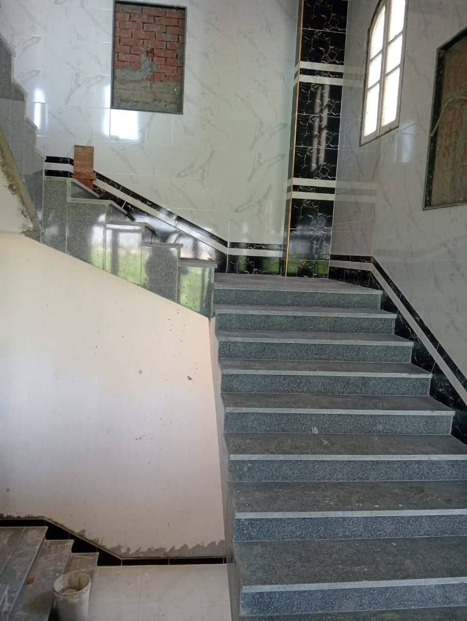 خلفه بورسلين ومرمر اشتغل ع المتر وقطعي تسليم مهندس***********
