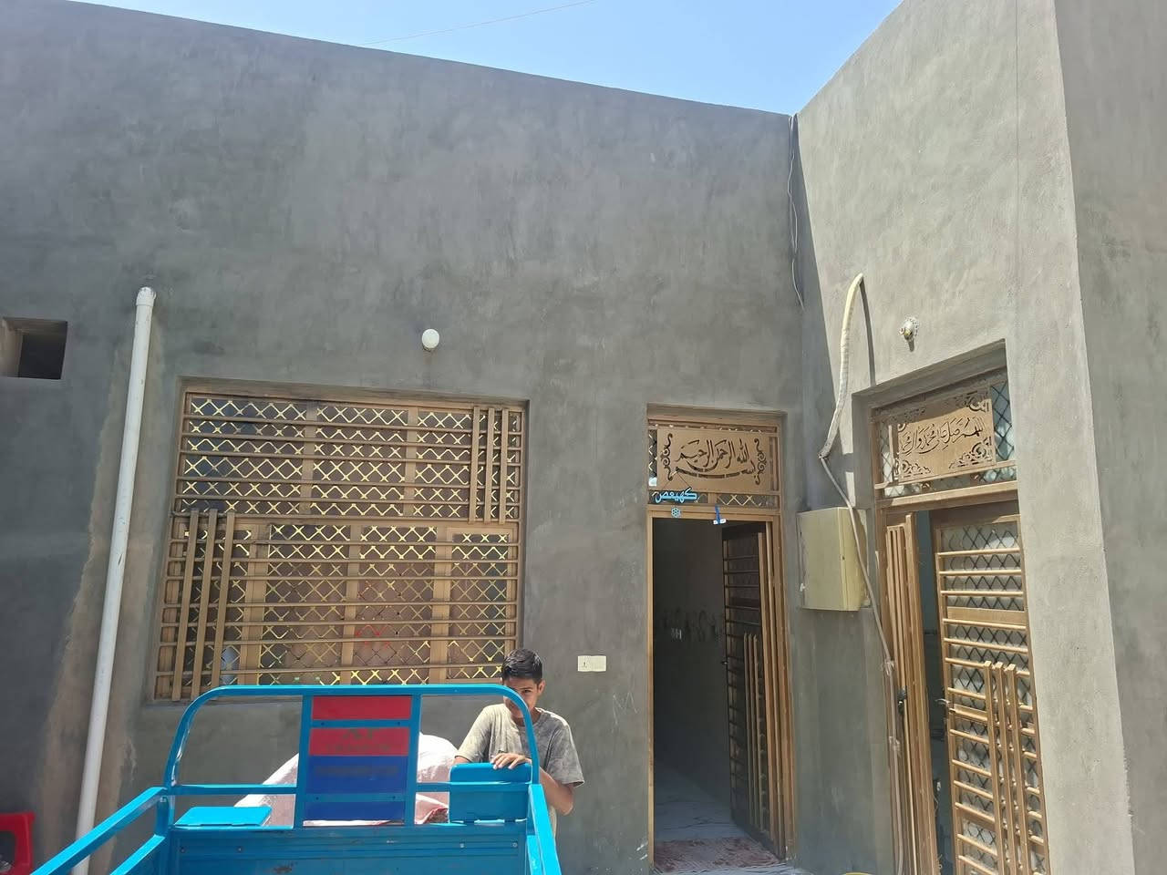 بيت للبيع 200متر غرفتين 5×4 صاله 8×4 حمام داخلي مطبخ 5×4 ستقبال 6ونص ×4 صحيات خارجيه طارمه خدمات كامله مسجل كهرباء ومي مسجل بطابو قرب مول الجود رقم هاتف *********** وتساب اوتصال 
@إشارة
