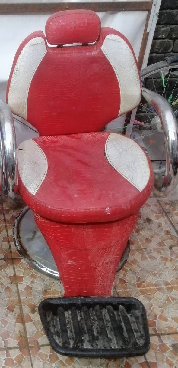 السلام عليكم سعر المغسلة ١٠٠ وسعر الكرسي ٨٥ وبيهم مجال الديوانية ***********
