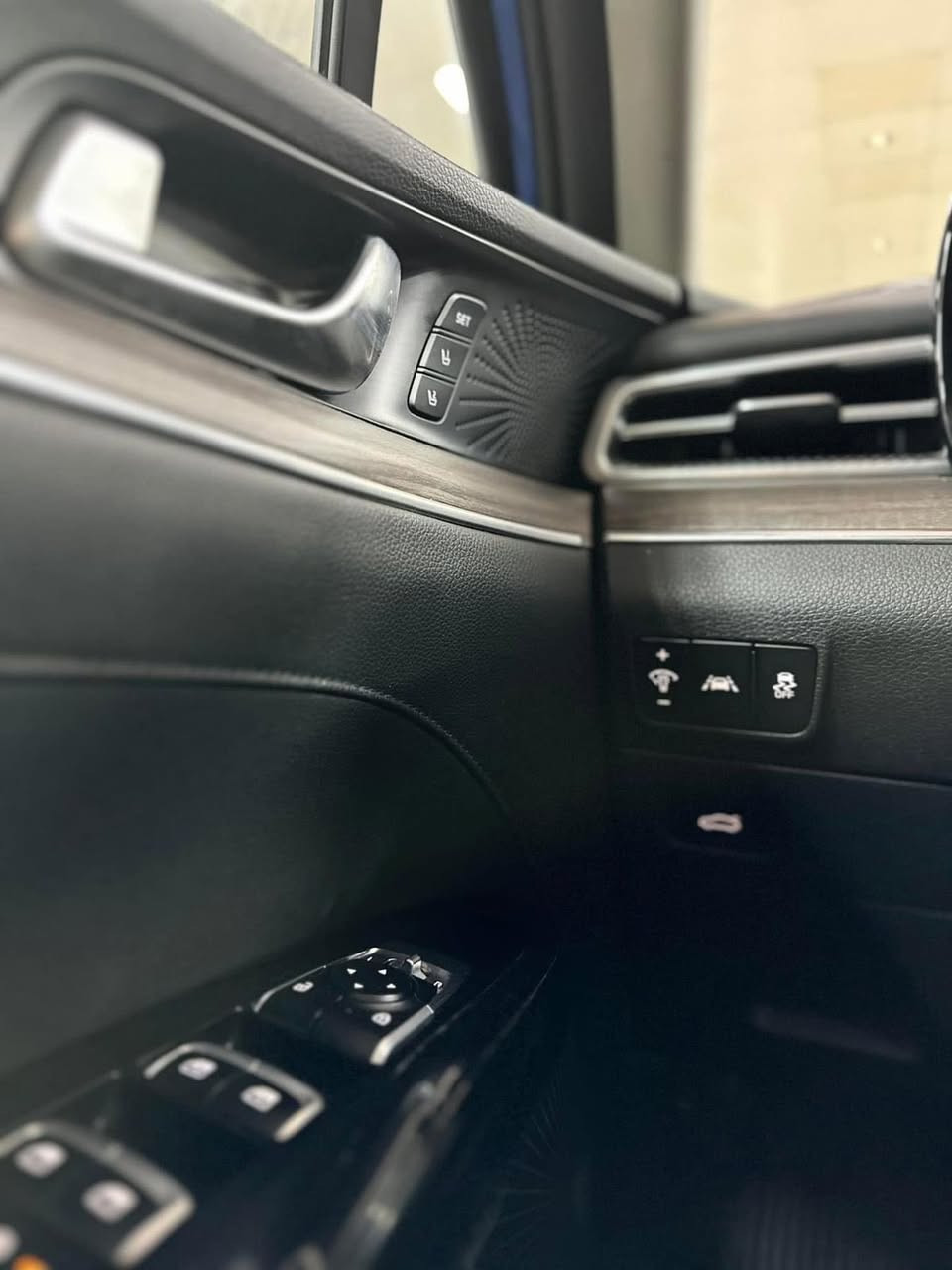 سلام عليكم اخوتي
كيا كي فايف 
الفئه EX
المديل 21 
الوحه اربيل 
السعر 185ومجال بسيط 
الضرر بنيد فقط 
السياره كفاله من الشاصي ………

الموصفات ……………………
1- حجم المحرك 4 سلندر 1600 تيربو 
2- بصمه ابواب وتشغيل عن بعد 
3- تحديد مسار 
4-سقف بنراما 
5-حساس خلفي 
6-كامره خلفي دواره 
7-مقاعد جلد بلادي 
8- سستم صوت 
9- رادار امامي 
10- رادار جانبي مع مانع اشتياز 
11-تدفئه + تبريد الكراسي الاماميه 
12 - خزن ميموري كرسي السائق 
13 - كرسي كهرباء 
14- رادار خلفي
وباقي موصفات هواي بيها موصفات فول 
•••••••••••••••••••••••••••
مكان السياره بصره ***********
