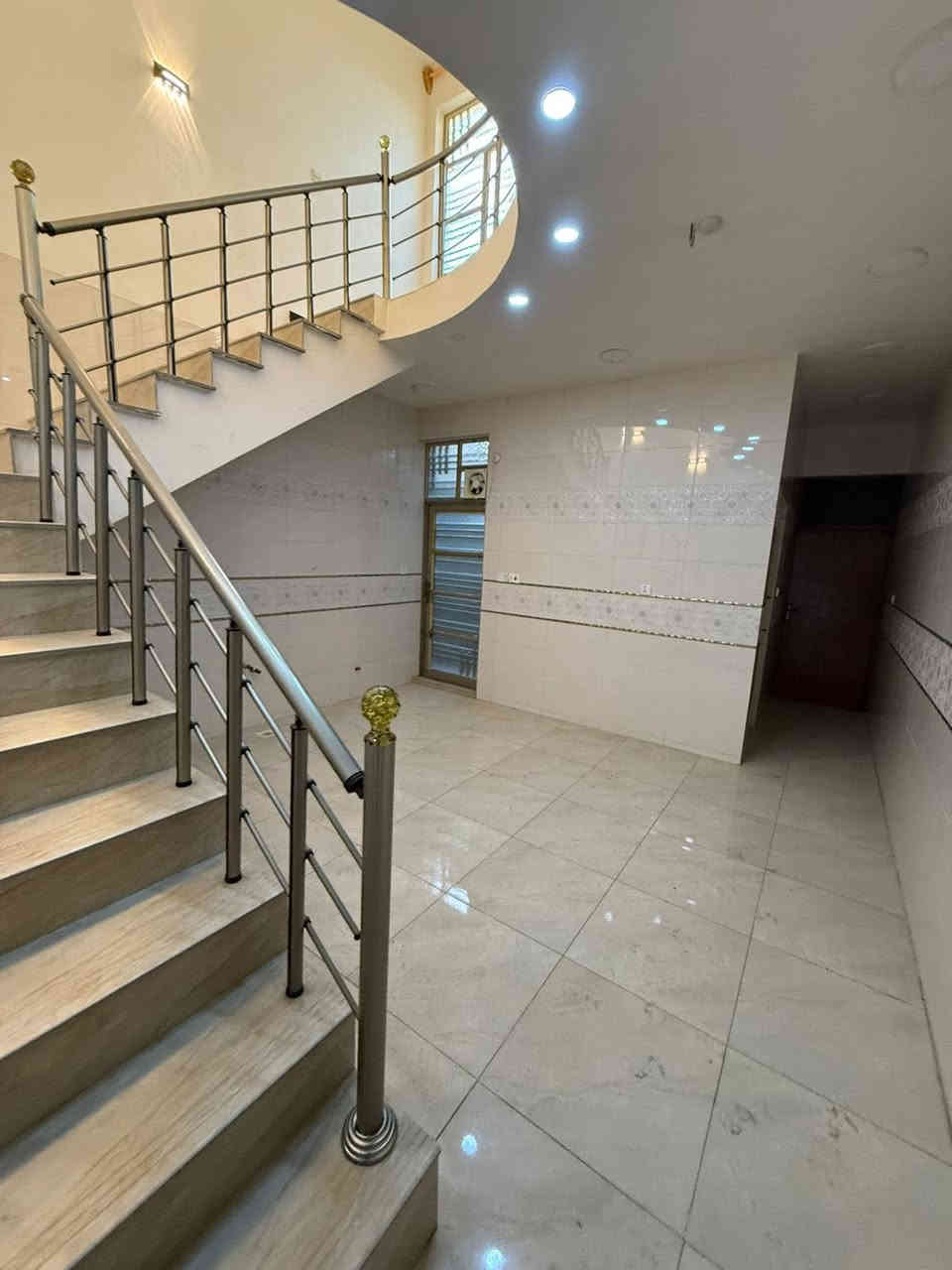 دار للبيع مساحه ١٠٠ واجه ٥ نزال ٢٠ الهواشه تعبر شارع صيدلية البسمه بالفرع الثاني الروائي البيت مستعجل حيل ع بيعته لبيع مباشر من صاحب الدار للاتصال ***********
