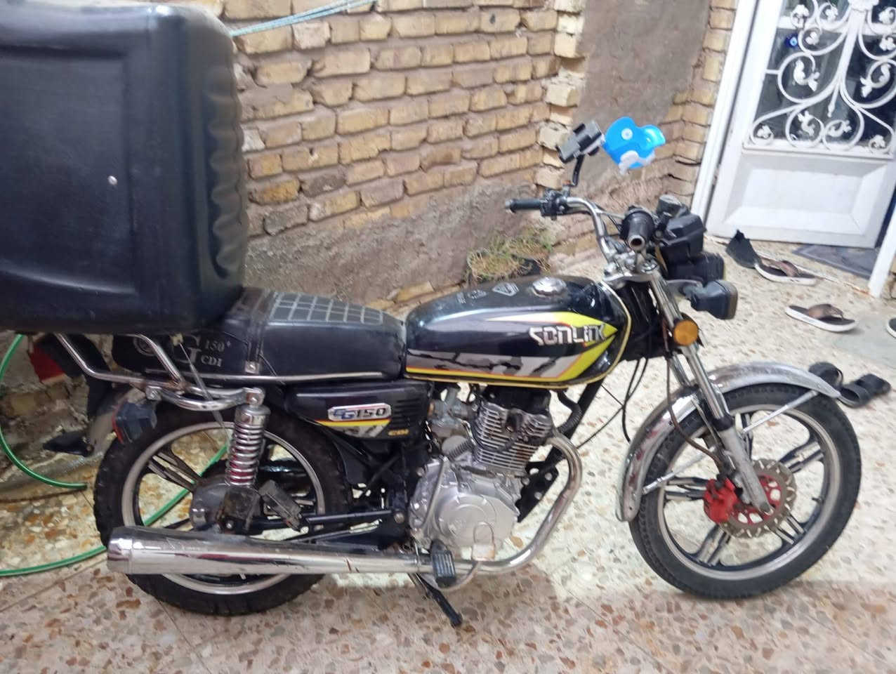 🏍️ للبيع: دراجة سيڤان (SIVAN) 150cc - نظافة الوكالة
"دراجة مال بيت، جاهزة من كلشي ومحرك ستايل"
إذا كنت تبحث عن دراجة عملية، اقتصادية، ونظيفة جداً، فهذا العرض لك. الدراجة بحالة ممتازة كما موضح بالصور ولا تحتاج لأي مصاريف إضافية.
✅ المواصفات الفنية:
المحرك: 150cc (5 كير) محرك نشط جداً، والمهم إنه (مامفتوح نهائياً).
نظام التشغيل: سلف + هندر (تشتغل من أول نقرة).
الحالة العامة: الدراجة "نقص مابيها"، أدواتها كاملة وبدنها نظيف جداً.
الإضافات: مجهزة بصندوق خلفي كبير (مناسب جداً للاستخدام الشخصي أو العمل).
✅ الأوراق والتحويل:
الدراجة مرقمة وأوراقها كاملة.
التحويل: ثاني يوم مباشرةً يتم التحويل باسم المشتري (ضمان حقك 100%).
✅ السعر والموقع:
السعر المطلوب: مليون و300 ألف دينار عراقي.
المجال: "وبيه مجال طيب" للشراي المباشر والجاد.
الموقع: النجف الأشرف - حي السلام.
📞 للتواصل والاستفسار:
[أدخل رقم هاتفك هنا] ***********
💡 لم
