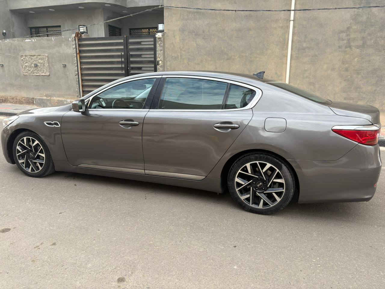 لسلام عليكم كيا كوريس(k900) وارد أمريكي موديل 2015 معلاية أصولي 2019 رقم بغداد إنكليزي تحويل باسمك السيارة مصبوغة عام مكفولة من الكص وكير ومكينه لون رصاصي غير محدد قريب الإسمنتي مواصفات فول الفول تحكمات كشنات وتدليك خلفي وامامي تبريد وتدفئة بلكشنات أمامي وخلفي مرايات شفط هيتر ترحيب عند الاقتراب تقديم، الكشن والاستيرن عند قفل وفتح البصمه بانوراما بصمة أربع بيبان جنطه شفط شاشه دواخل عسلي السيارة جاهزة العينه گلوب ما مشتغل بيها حساسات كلها شغال كامرة اماميه وخلفية وانارة داخلية وهواي مواصفات *********** سعرها ب٩٠ورقة وسيارة حلوة الله شاهد ومرتبة كربلاء, العراق
