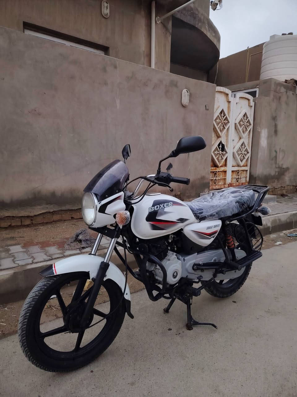 السلام عليكم دراجة بوكسر هندي للبيع موديل 2022 الدراجة جديدة مكفوله من  كلشي  السعر مليون أوراق اصولي مكاني كوت للاستفسار الاتصال على الرقم هاتف ***********
