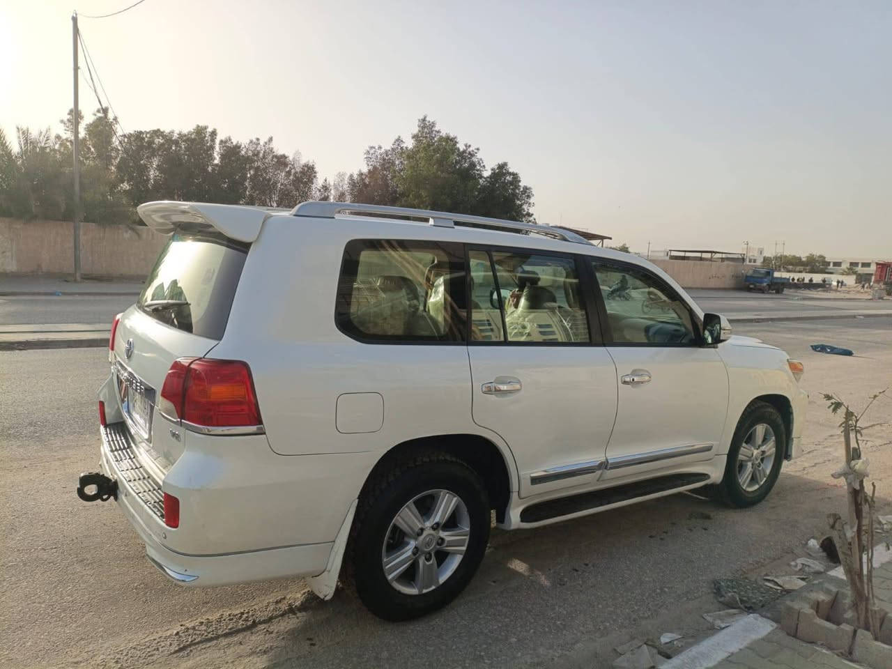 السلام عليكم لاندكروز بريميه مديل2012ام الطفايه مكفوله من الصبغ ماعده البارد المبين في الصوره جاملغ الامامي وسياره بسمي والسعر 320وبيه مجال والاستفسار***********
