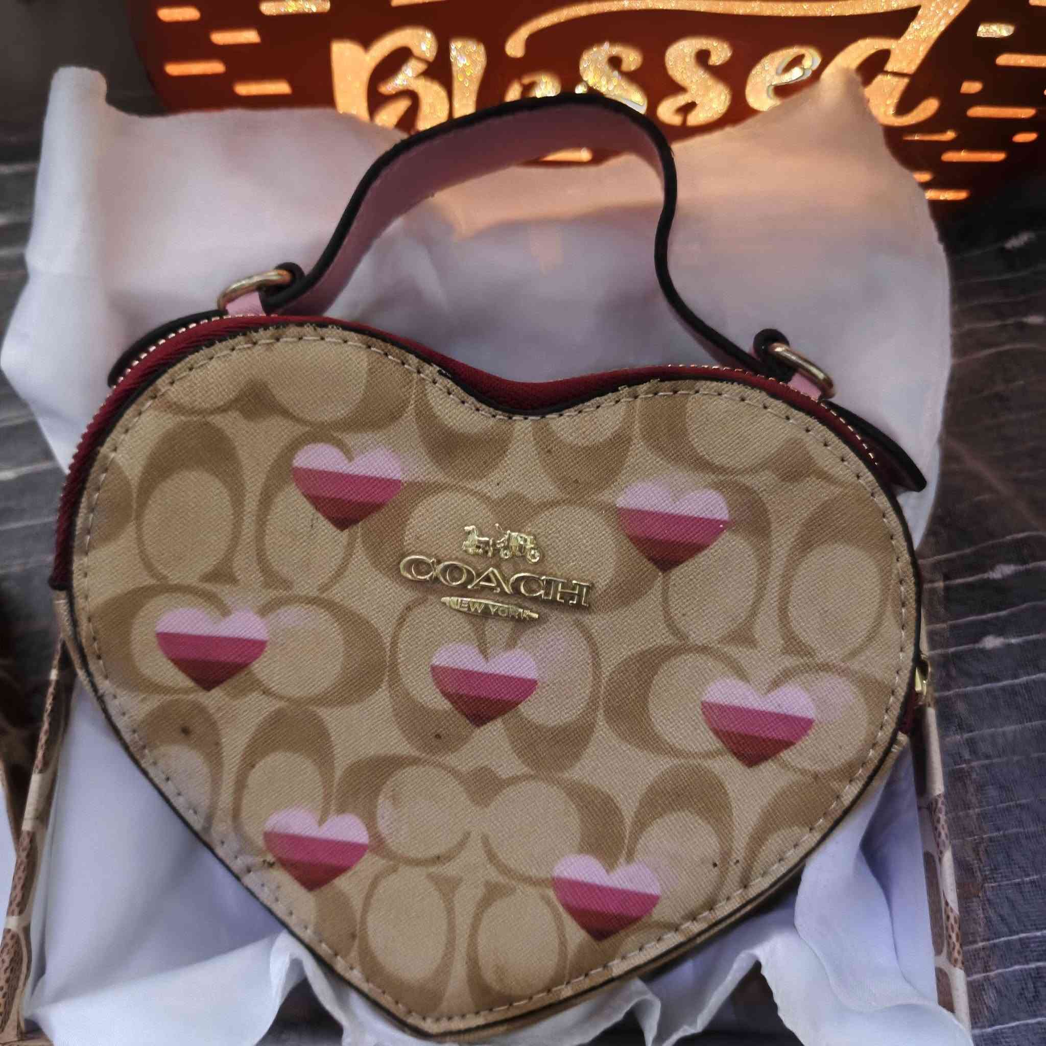 لقطة لعشاق التميز.. جنطة كوتش (COACH) أصلية 100% على شكل قلب 💖. السعر 150 الف
المواصفات: الموديل الأكثر طلباً (Heart Crossbody)، جديدة تماماً وغير مستخدمة.
الملحقات: تأتي كاملة مع علبتها الفاخرة، وحزام الجلد الطويل، والأهم.. إيصال الشراء الرسمي من متجر كوتش في بلجيكا والبيان الجمركي لإثبات


**إذا كنت صاحب هذا الإعلان وتريد حذفه لأي سبب، رجاءا أرسل رسالة إلى الدعم الفني**