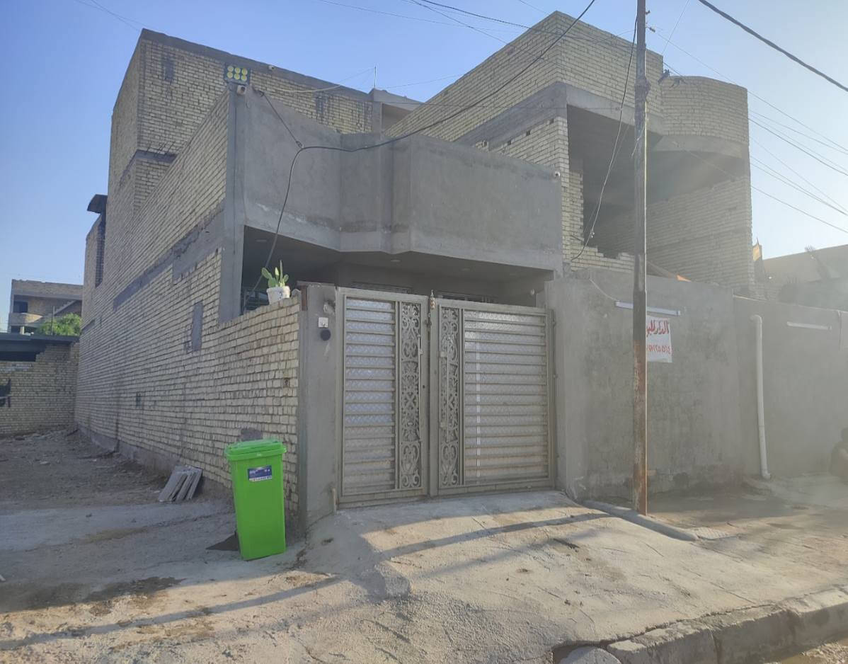 السلام عليكم
بيت طابو صرف مساحته 140 متر بناء 
سنة 2023 سند جديد ابو الشعار 
بناء درجى اولى كامل من كل الجوانب قاطو ونص غرفتين نوم استقبال صالتين بيتونه عملاقه ثلاث حمامات سطحين شتايكر البيت بعده حته ممصبوغ على البياض موقع الدار خلف كلشي وكلاشي سنتر الرئاسه مقابل شارع البداله للستفسار الخاص مفتوح 
***********
بي وتساب
