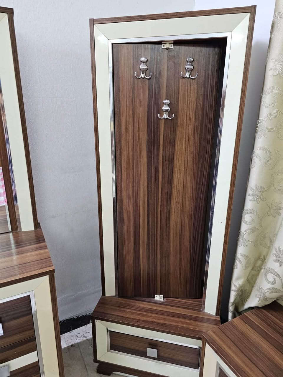 السلام عليكم
غرفة نوم للبيع 8قطع قيم وانشاء الله مانختلف عل سعر


**إذا كنت صاحب هذا الإعلان وتريد حذفه لأي سبب، رجاءا أرسل رسالة إلى الدعم الفني**