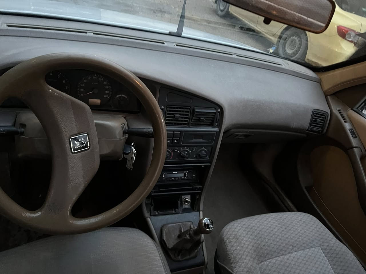 السلام عليكم اخوتي للبيع سياره بيجو 405جي ال اكس موديل٢٠٠٩ السياره خير من الله تبريد تتفئه كهربائيات كولها شغاله كشرها نضيف بيها فقط شخط اثر ضربه ستوته وقطعه اصغيره بيها معجون اثر الضربه السياره لون ابيض رقم بغداد الجديد السياره صدر جديد كامل مشط استيرن بور استيرن حديد داينمو جديد ياباني سلف جديد تخم تاير قبل شهر مشدود الداخل نضيف من كشنات والدشبول السعر ٤٠ وبيها مجال حك الجيه للاستفسار ع الرقم *********** رقم الاسيا فقط نت والأثير اتصال ***********
