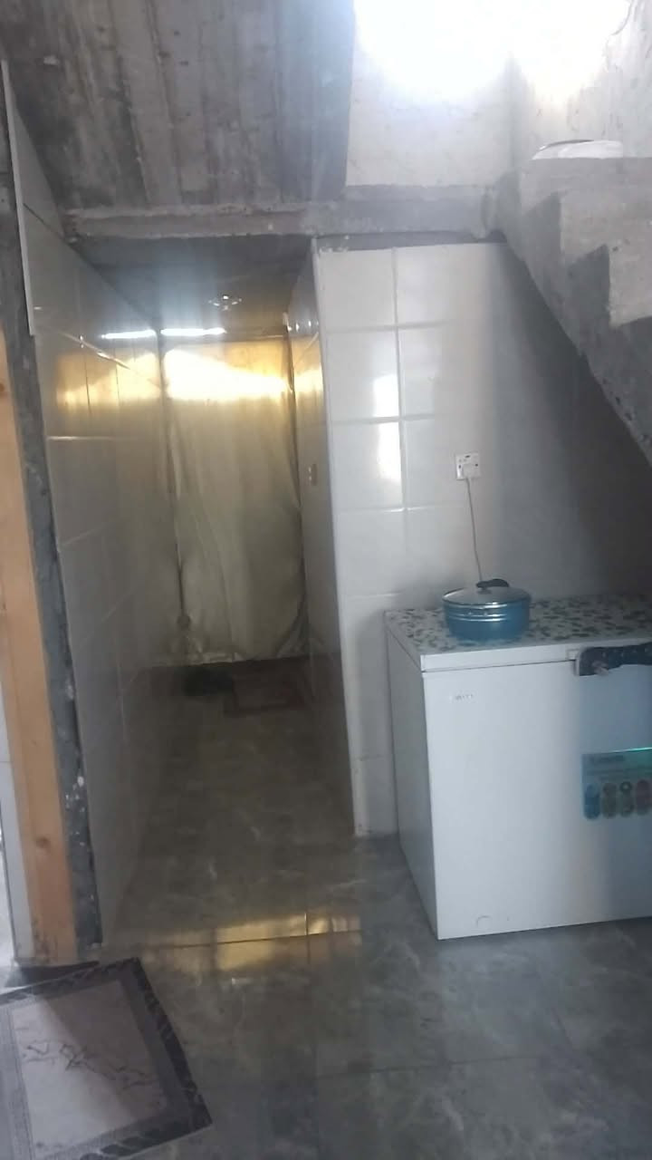 بيت لبيع سنڌ المساحه الكليه 160 مبني بيها مشتمل صغير استقبال وغرفه وصاله من ضمن الصاله المطبخ  عنوانه حله حي الجزائر قرب شركه الفيض الدوائي العلمي السعر ٦٠ رقم الهاتف *********** رقم ***********
