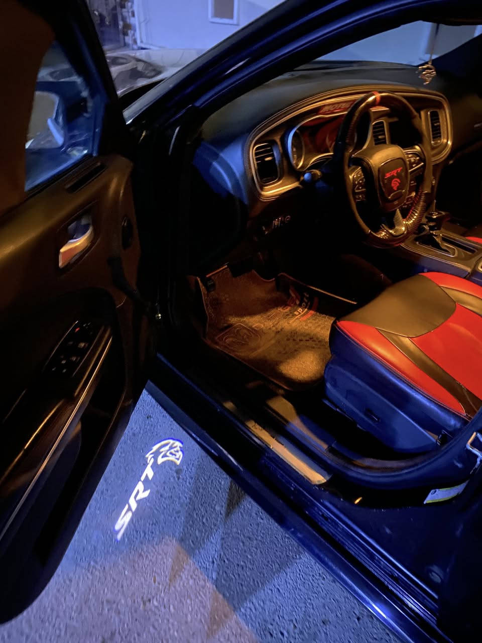 كشنات جارجر للبيع نضاف كشن سائق كهرباء مخمل مدوشم جلد اصلي اسود واحمر السعر 300 وبي مجال مكاني بغداد للاستفسار ***********
