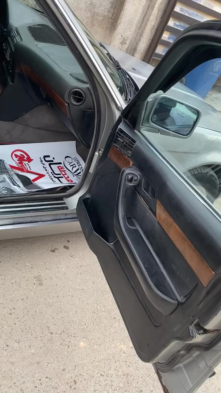 السلام عليكم… BMW للبيع …525 موديل 88 كير محرك صدر نظيف تخم تاير داخل جلد نضيف جداً كشنات امامي تحكم كهرباء 
سياره بيها ضربه بالجاملغ الخلفي اليسره 
تبريد شغال، سيارة بأسمي تحويل ثاني يوم سنويه لحد ال 27 ,,السياره موضحه بالصوره 
وتگدر تجي تشوفها وبيك خير ودلل 
مكاني بغداد الدوره، السعر 44 ورقه وبيها مجال بسيط
رقم الهاتف *********** رقمي الأسيا بي واتساب
***********
