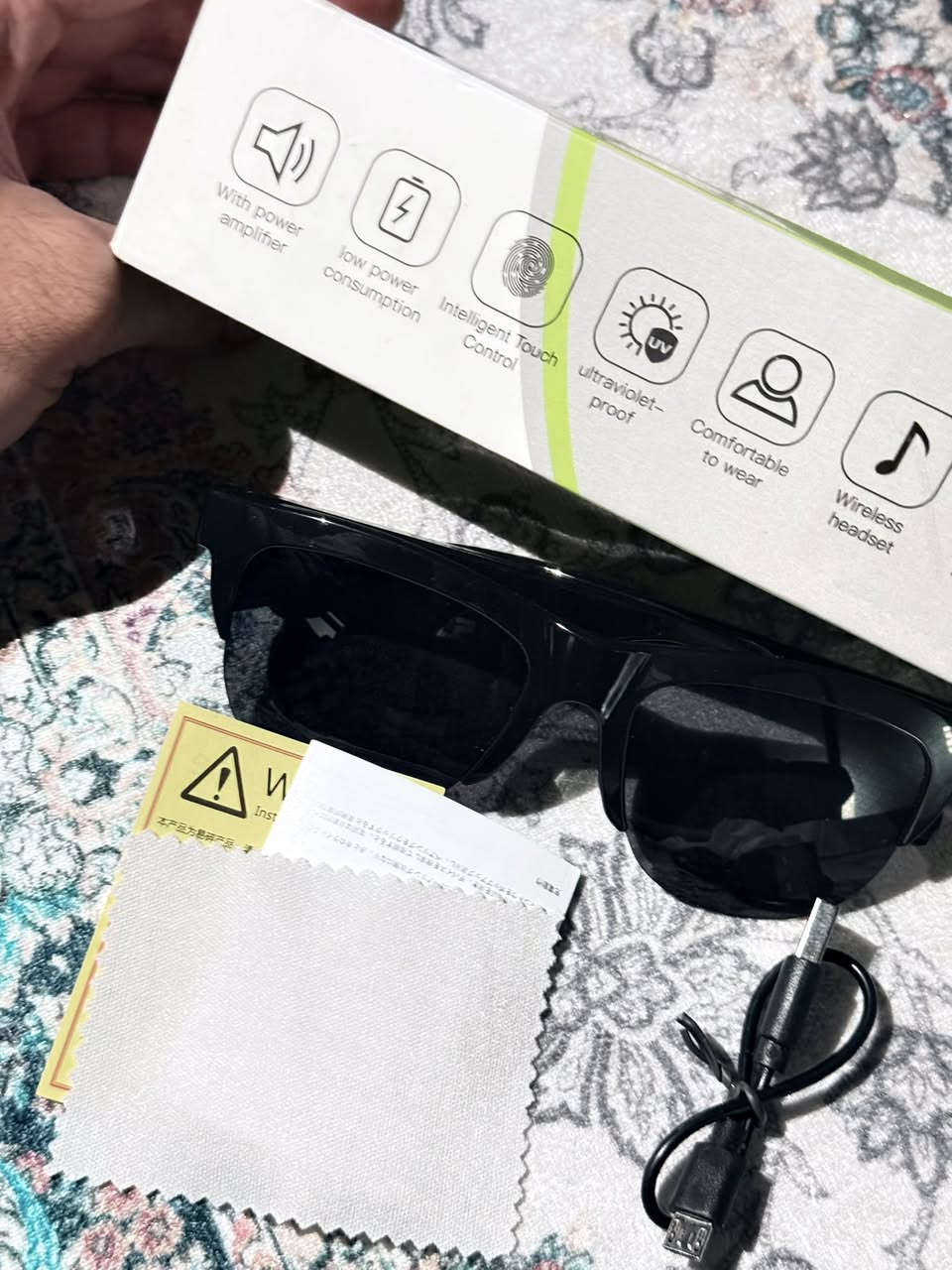 نضاره شمسيه 
سعره 40 الف والتوصيل مجاني 
قفله 35 وشايف خيرا 
هذه نظارات شمسية ذكية تجمع بين الأناقة والوظائف التكنولوجية. تشمل الميزات الشائعة لهذه الفئة من النظارات ما يلي: 
اتصال لاسلكي: تتصل بالهاتف الذكي أو الأجهزة الأخرى عبر تقنية البلوتوث. 
مكالمات بدون استخدام اليدين: تحتوي على ميكروفون مدمج عالي الجودة لإجراء واستقبال المكالمات بسهولة أثناء التنقل. 
تشغيل الموسيقى: تتيح لك الاستماع إلى الموسيقى أو الكتب الصوتية من خلال سماعات أذن مفتوحة أو مكبرات صوت مدمجة دون الحاجة لسد الأذنين. 
تحكم باللمس: تتميز بأزرار أو لوحة تحكم تعمل باللمس على الإطار لإدارة تشغيل الموسيقى وضبط مستوى الصوت والرد على المكالمات. 
حماية للعين: غالبًا ما تحتوي على عدسات مستقطبة وفلتر للضوء الأزرق لحماية العين من وهج الشمس والأشعة فوق البنفسجية. 
تصميم مريح: خفيفة الوزن ومناسبة للأنشطة الخارجية مثل الرياضة والقيادة والسفر.


**إذا كنت صاحب هذا الإعلان وتريد حذفه لأي سبب، رجاءا أرسل رسالة إلى الدعم الفني**