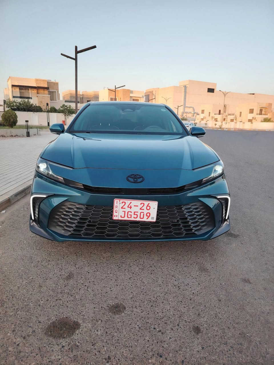 للبيع | تويوتا كامري SE هايبرد 2026 – وارد أمريكي
🚗 الموديل: 2026
🎨 اللون: فيروزي
✅ الفئة: SE Hybrid
كاتي. اربيل
⚙️ المحرك: 2.5 لتر هايبرد (225 حصان)
🔄 ناقل الحركة: أوتوماتيك eCVT
🚘 نظام الدفع: أمامي (FWD)
📏 الممشى: 1.000ميل فقط
المواصفات:
تشغيل بصمة (Push Start)
دخول ذكي (Smart Key)
شاحن لاسلكي
شاشة معلومات تدعم Apple CarPlay وAndroid Auto
شاشة عدادات رقمية
كاميرا خلفية
مثبت سرعة راداري
نظام المحافظة على المسار
أوضاع القيادة: ECO / NORMAL / SPORT / EV
فرامل إلكترونية مع Auto Hold
جنوط رياضية 18 إنش
مصابيح LED
مكيف أوتوماتيك
استهلاك اقتصادي ممتاز للوقود
الضرر
نصف جاملغ +ربع باب خلف السائق. صبغ
💰 السعر: 23,600 دولار
📍 الموقع: تكريت
📞 للتواصل: ***********
