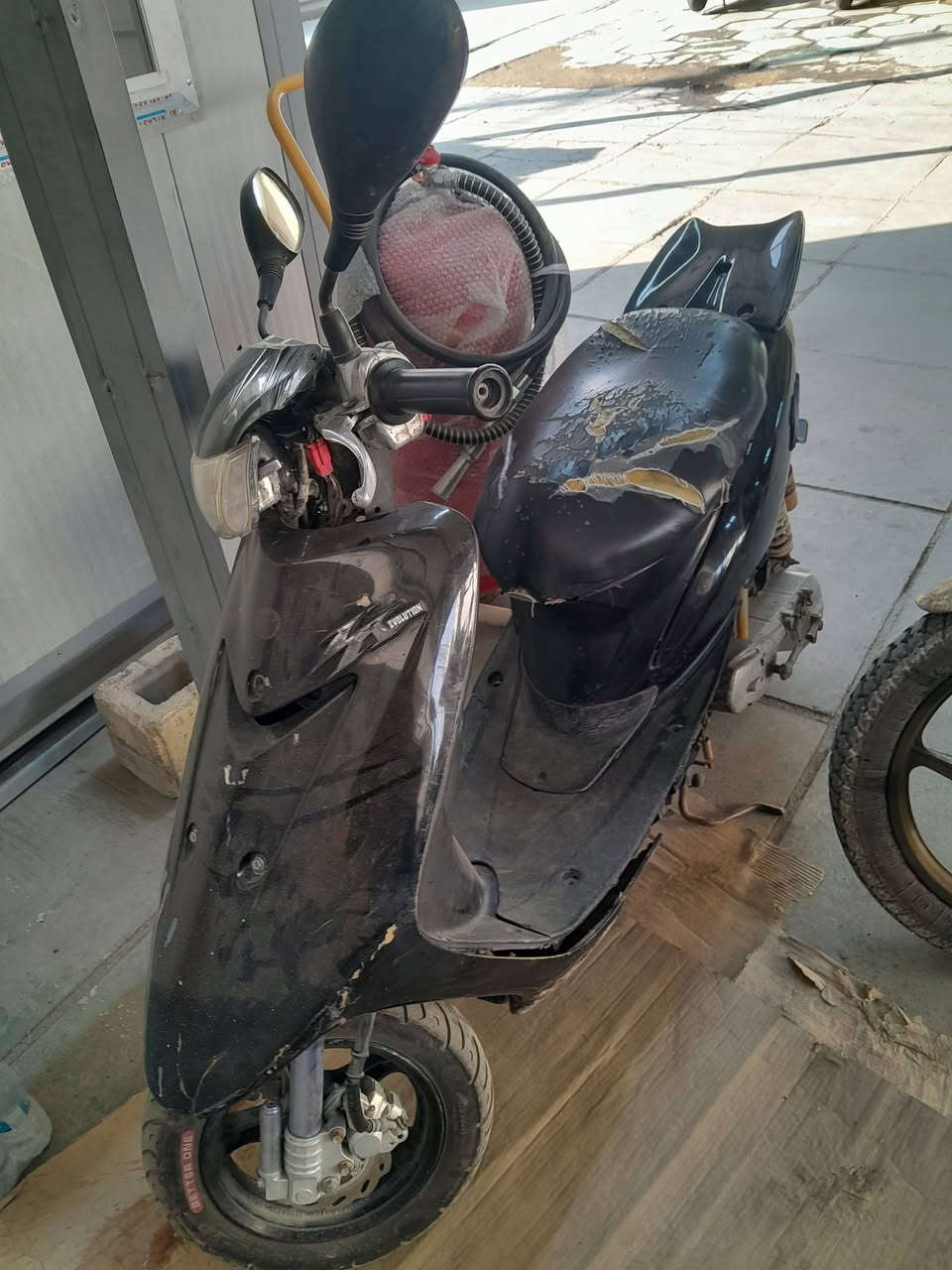 سلام عليكم دراجه عصفوريه للبيع كابريتر مالتهه تعبان تشتغل وتطفه يحتاجله تنظيف السعر ١٥٠ مكاني بغداد حي الجامعه
ابيع كوم حديد وافق ادمن 
***********
