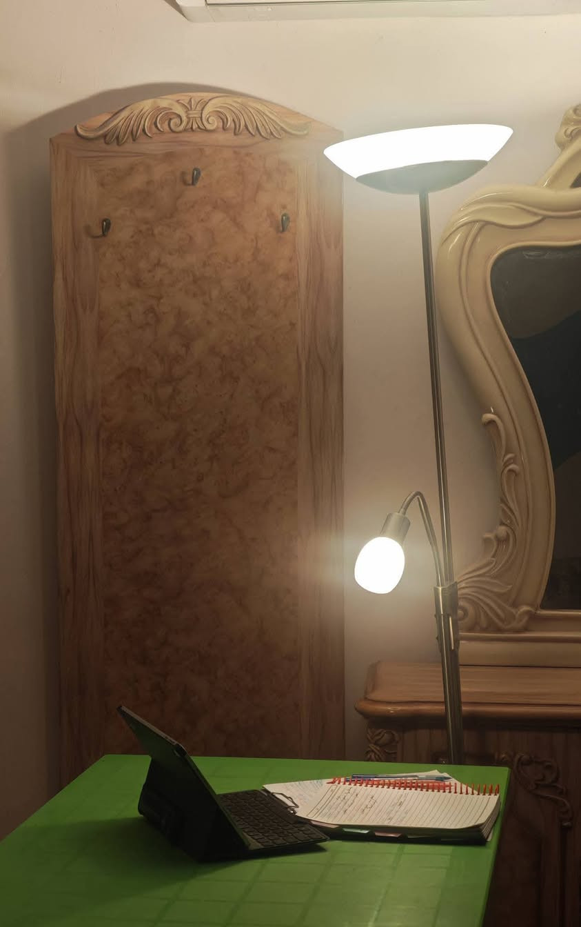 تيمب لامب طويل ذو مصباح مزدوج  ارتفاع قرابة  180 سم، احد المصابيح مثبت بالصحن (و هذا يكون ثابت لا يتحرك) و المصباح الأصغر يكون متحرك تحركه وين ما تريد
المصابيح تكون منفصلة عن بعضها من ناحية التشغيل كل واحد بيه دكمة خاصة، اي تكدر تشغل المصباح الصغير بس اذا في حالة القرائة او المصباح الجبير  أو الاثنين معا بنفس الوقت علمود تحصل على اضائة  قوية تضوي كل سطح الغرفة مثل ما موضح بالصور

التيمب لامب هذا راح يكون مثالي لغرف ابنائكم اذا جانوا يردون يشغلون ضوة بغرفتهم و في حالة اذا جان  احد منهم يريد ينام و ينزعج من الضوة يكدر الثاني بس يشغل الضوة الصغير المتحرك يوجهه على الكتب ماته و يقرا عليه✅✅

 السعر : 50 الف
المكان بغداد حي الإعلام 🙏🙏


**إذا كنت صاحب هذا الإعلان وتريد حذفه لأي سبب، رجاءا أرسل رسالة إلى الدعم الفني**