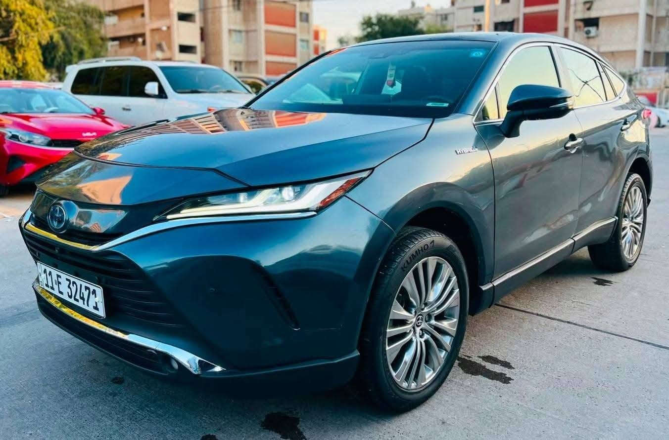 الفخامة اليابانية ( شكل لكزس وبسعر كورلا )
تويوتا فينزا 2021 هايبرد ليمتد 
سيارة SUV أنيقة تجمع بين القوة والاقتصاد، مع مواصفات راقية تناسب جميع الأذواق بتقنيات عالية 
المواصفات: – محرك 2500 سي سي هايبرد اقتصادي وقوي
نظام دفع رباعي  (AWD)
سقف بانوراما واسع
داتا شو
نظام كاميرات 360 درجة (4 كاميرات)
مرقمة بغداد
مقاعد جلد فاخرة بتحكم كهربائي
تدفئة وتبريد للكراسي الأمامية
شاشة وسطية كبيرة تدعم Apple CarPlay وAndroid Auto
عداد ديجيتال متطور
صندوق خلفي كهربائي
إنارة LED أمامية وخلفية
تشغيل بصمة + دخول ذكي
تحكم كامل من الستيرن
نظام تثبيت سرعة ذكي
حساسات أمامية وخلفية
مكيف أوتوماتيكي ثنائي قطعتين خلفي وامامي
حساس امامي خلفي
نظام سماعات jbl
الحادث موضح بالصور 
مكان الاقامه بغداد الصالحية 
للاستفسار ***********
