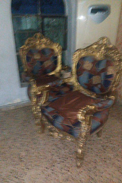 مجموعة قنفات كلاسيكية فخمة بتصميم ذهبي مميز وتنجيد مزخرف بألوان دافئة. تضيف لمسة راقية لديكور المنزل. مثالية لغرف الاستقبال أو الصالونات.

