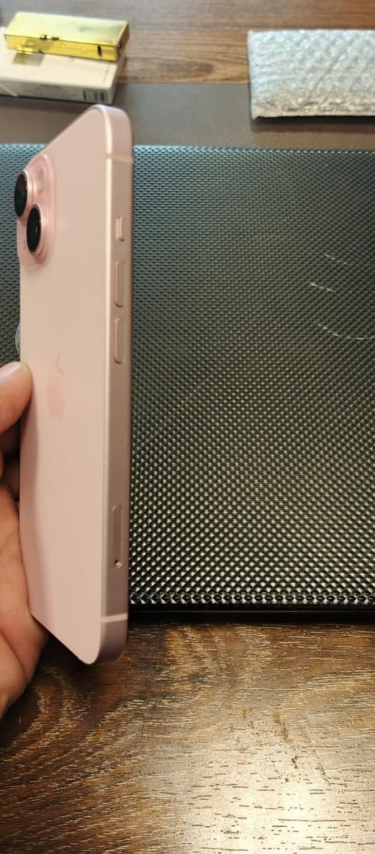 السلام عليكم آيفون 15 عادي بطاريه ١٠٠ نضافه ١٠٠ استخدام شي قليل بدون كارتونه سعره ٦٥٠ وبي مجال ***********
