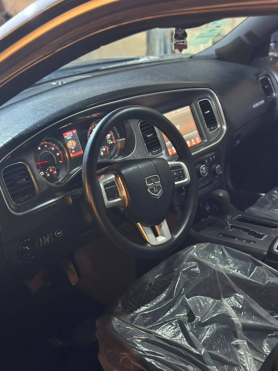 السلام عليكم جارجر موديل 11رقم بغداد سنويه جديده السياره بدون حادث بيها صبغ جاملغ امامي بدون فتح ابسبب الجراد وبيها تقسيم باب خلفي السعر 145 وبيها مجال حك الجيه سياره جاهزه للاخير مكينه كير حداديه تخم تاير لايت شمسي شاشه جبيره تبريد ها *********** او ***********
